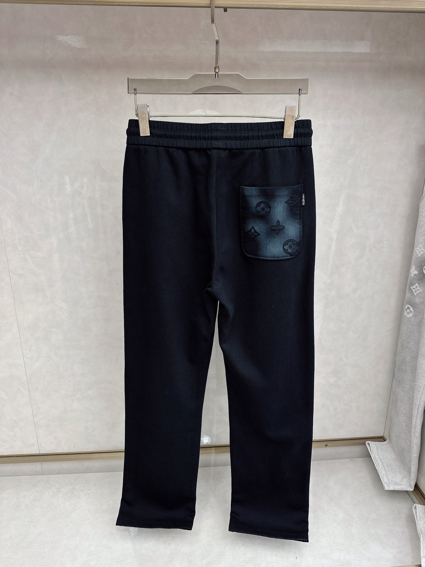 LV 2026春夏新款休闲裤！官网同步发售。品牌经典LOGO休闲裤 ，定制面料，舒适度极好，手触感强烈。