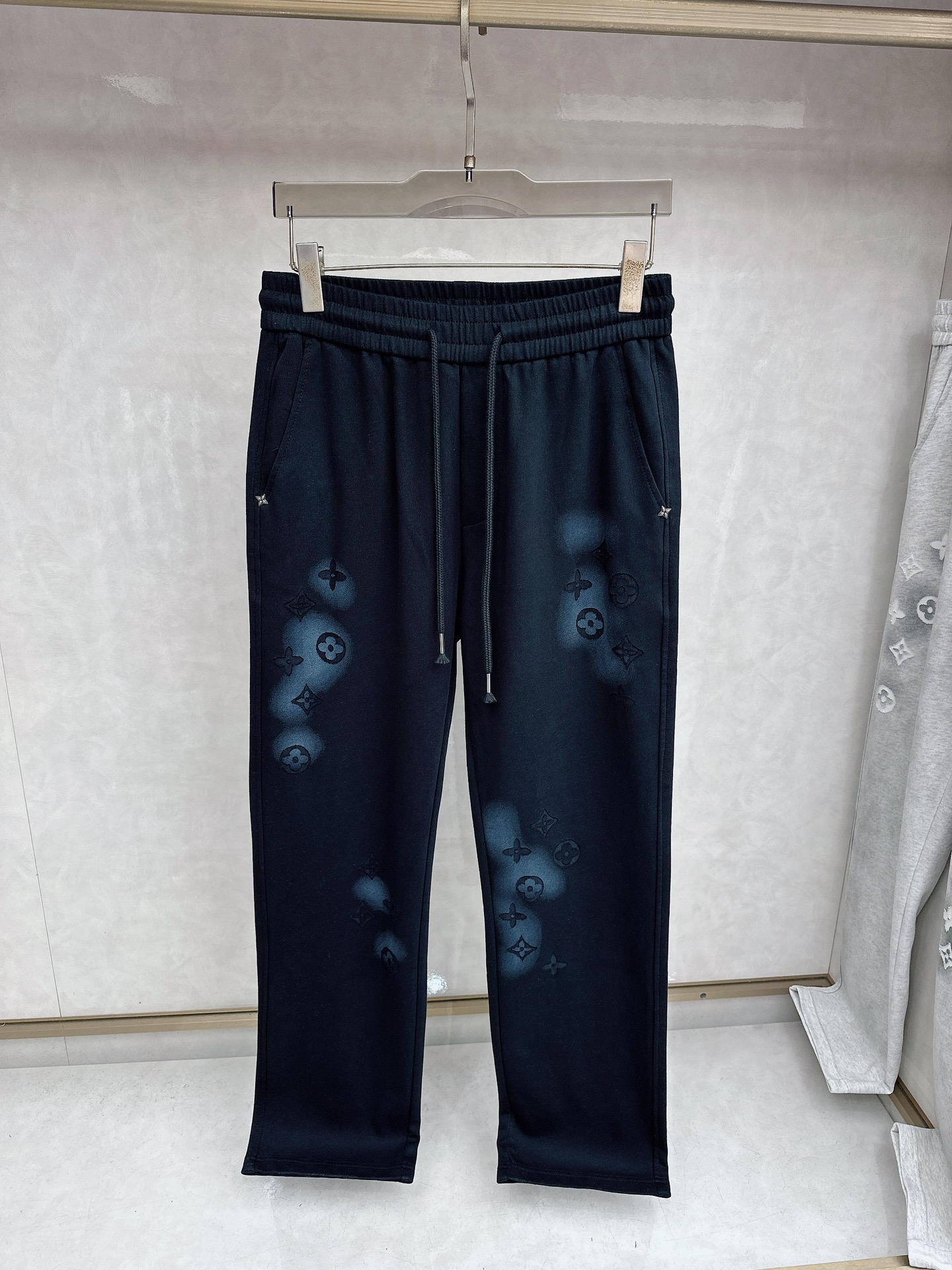 LV 2026春夏新款休闲裤！官网同步发售。品牌经典LOGO休闲裤 ，定制面料，舒适度极好，手触感强烈。