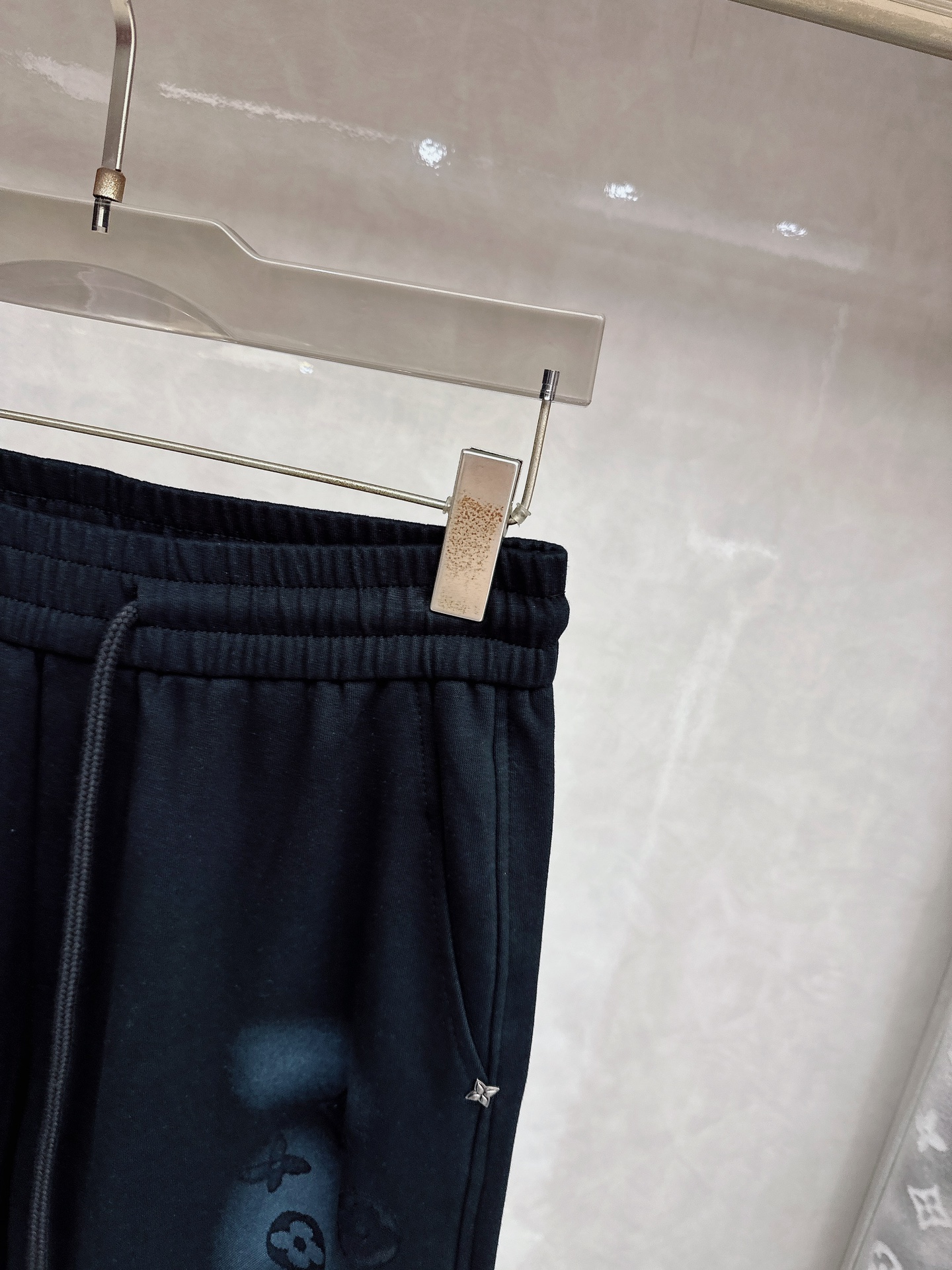 LV 2026春夏新款休闲裤！官网同步发售。品牌经典LOGO休闲裤 ，定制面料，舒适度极好，手触感强烈。