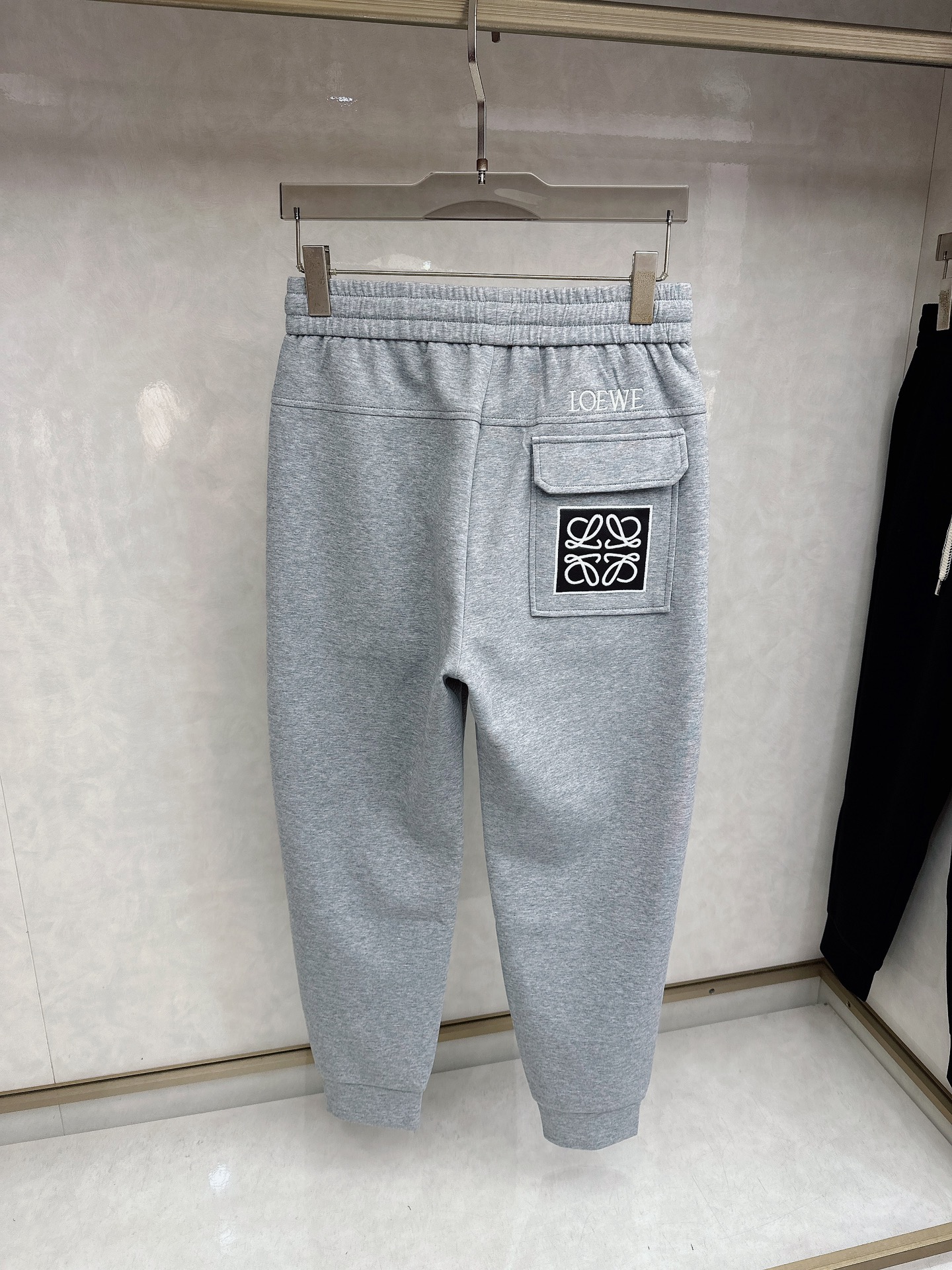 罗意威 2026春夏新款休闲裤！官网同步发售。品牌经典LOGO休闲裤 ，定制面料，舒适度极好，手触感强烈