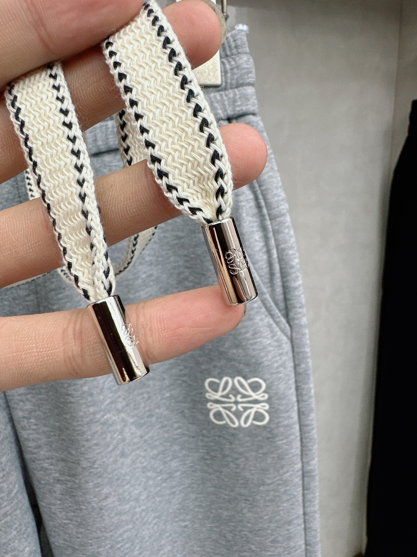 罗意威 2026春夏新款休闲裤！官网同步发售。品牌经典LOGO休闲裤 ，定制面料，舒适度极好，手触感强烈