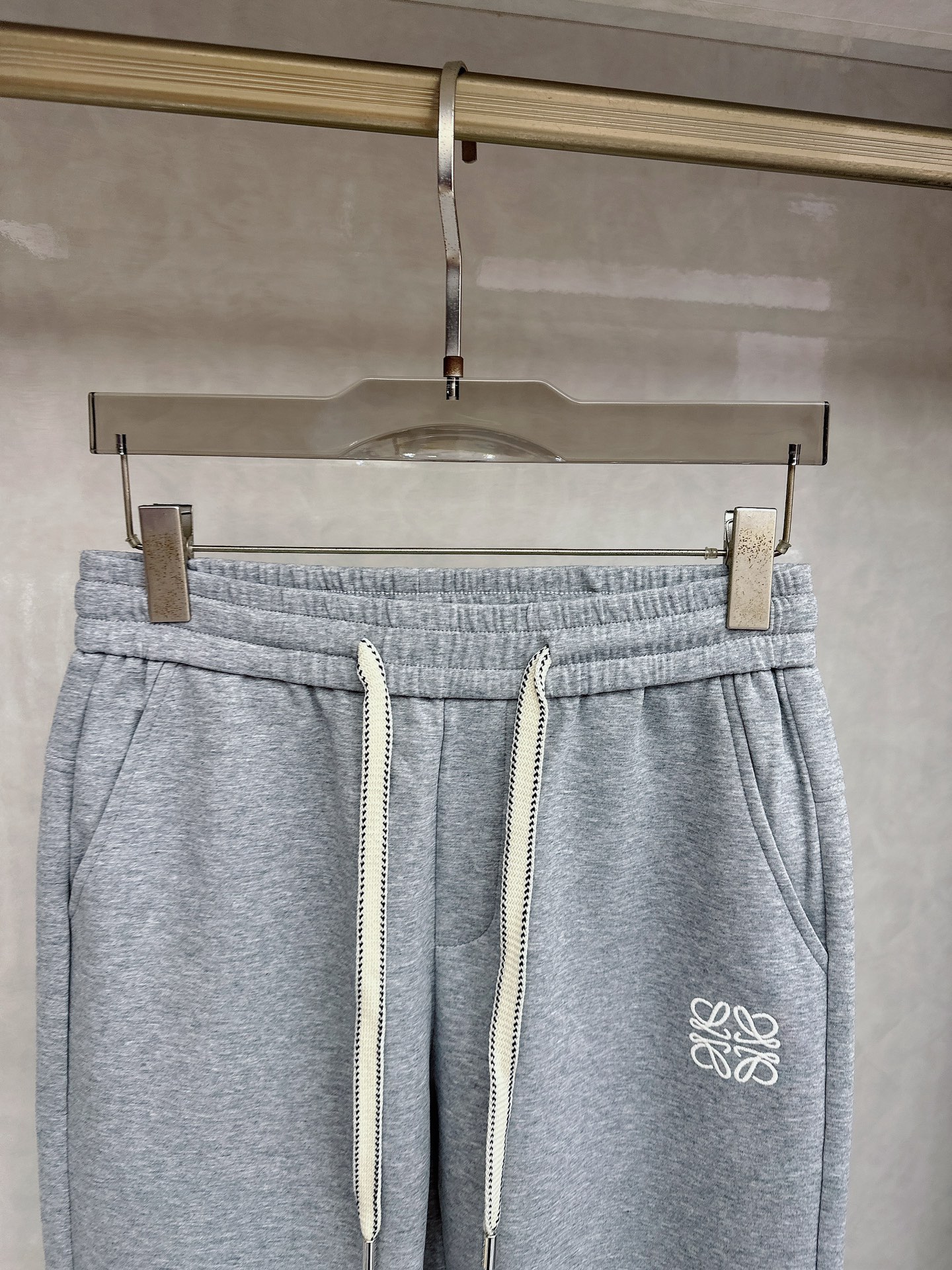 罗意威 2026春夏新款休闲裤！官网同步发售。品牌经典LOGO休闲裤 ，定制面料，舒适度极好，手触感强烈