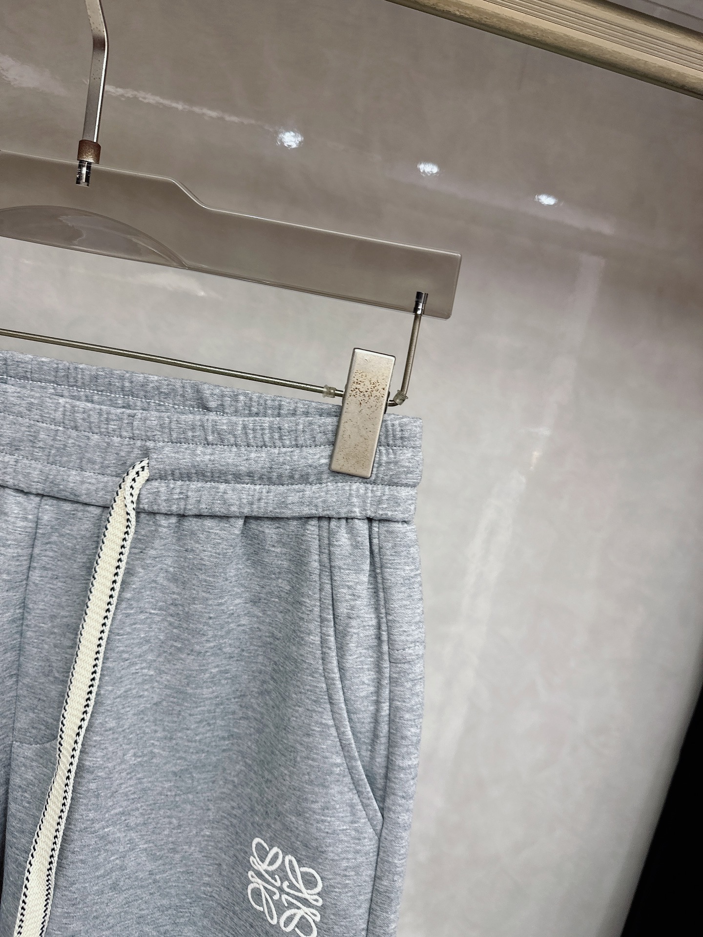 罗意威 2026春夏新款休闲裤！官网同步发售。品牌经典LOGO休闲裤 ，定制面料，舒适度极好，手触感强烈