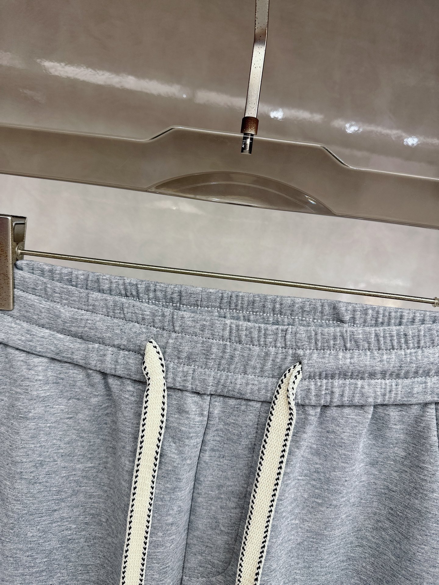 罗意威 2026春夏新款休闲裤！官网同步发售。品牌经典LOGO休闲裤 ，定制面料，舒适度极好，手触感强烈