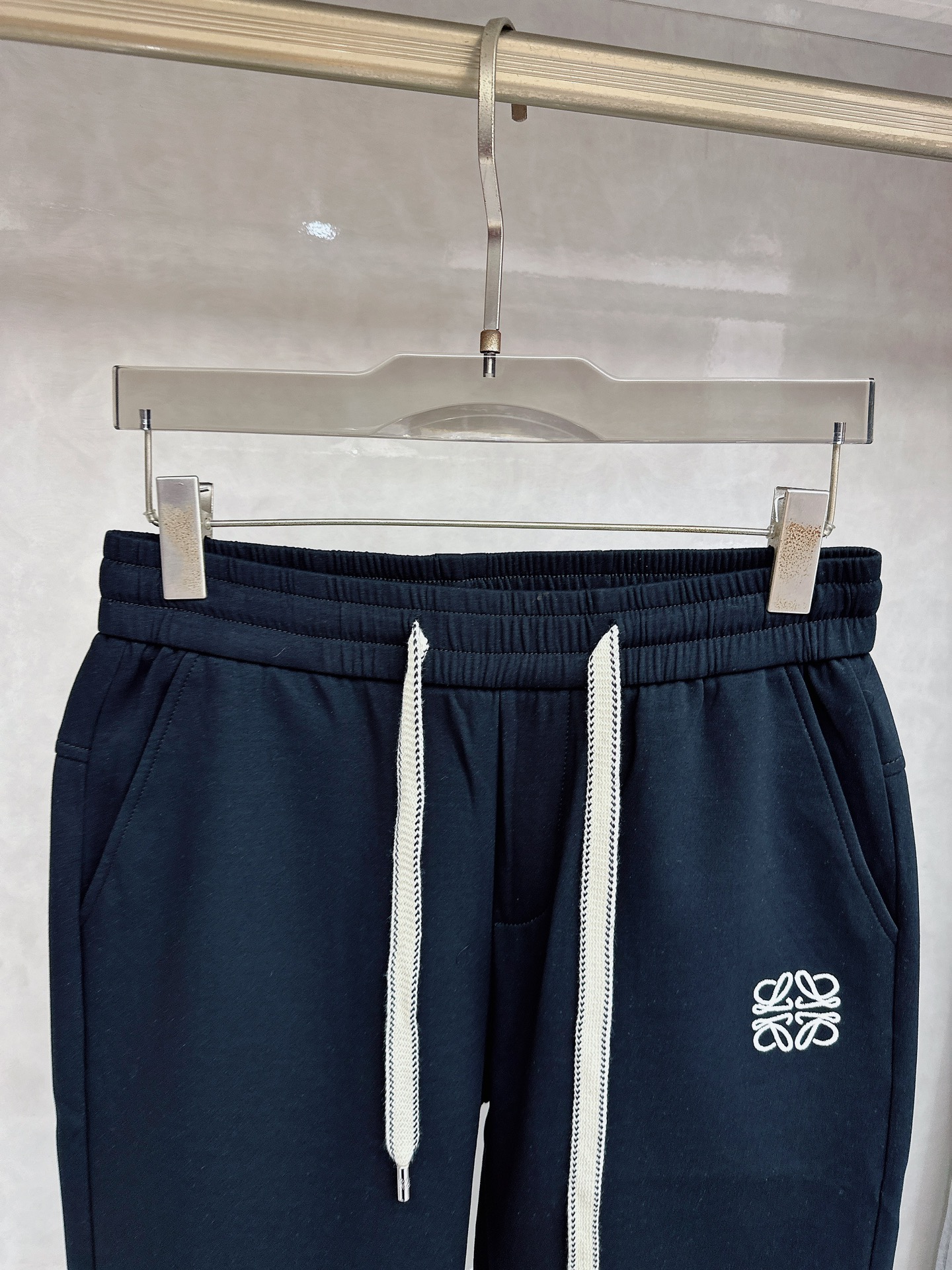 罗意威 2026春夏新款休闲裤！官网同步发售。品牌经典LOGO休闲裤 ，定制面料，舒适度极好，手触感强烈