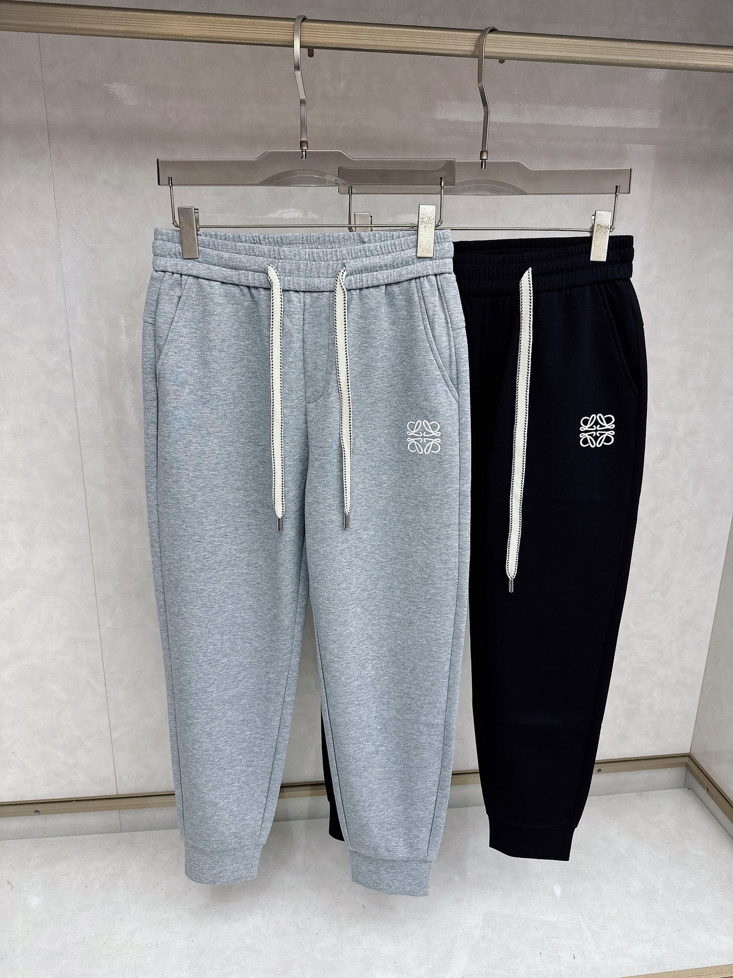 罗意威 2026春夏新款休闲裤！官网同步发售。品牌经典LOGO休闲裤 ，定制面料，舒适度极好，手触感强烈