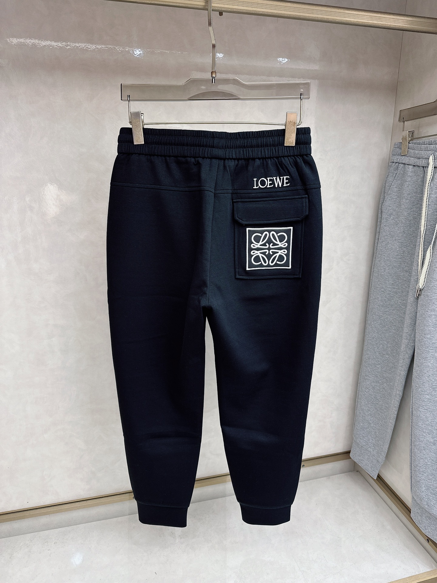 罗意威 2026春夏新款休闲裤！官网同步发售。品牌经典LOGO休闲裤 ，定制面料，舒适度极好，手触感强烈