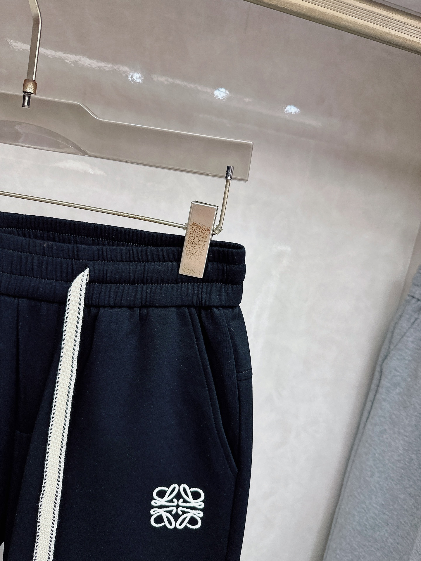 罗意威 2026春夏新款休闲裤！官网同步发售。品牌经典LOGO休闲裤 ，定制面料，舒适度极好，手触感强烈