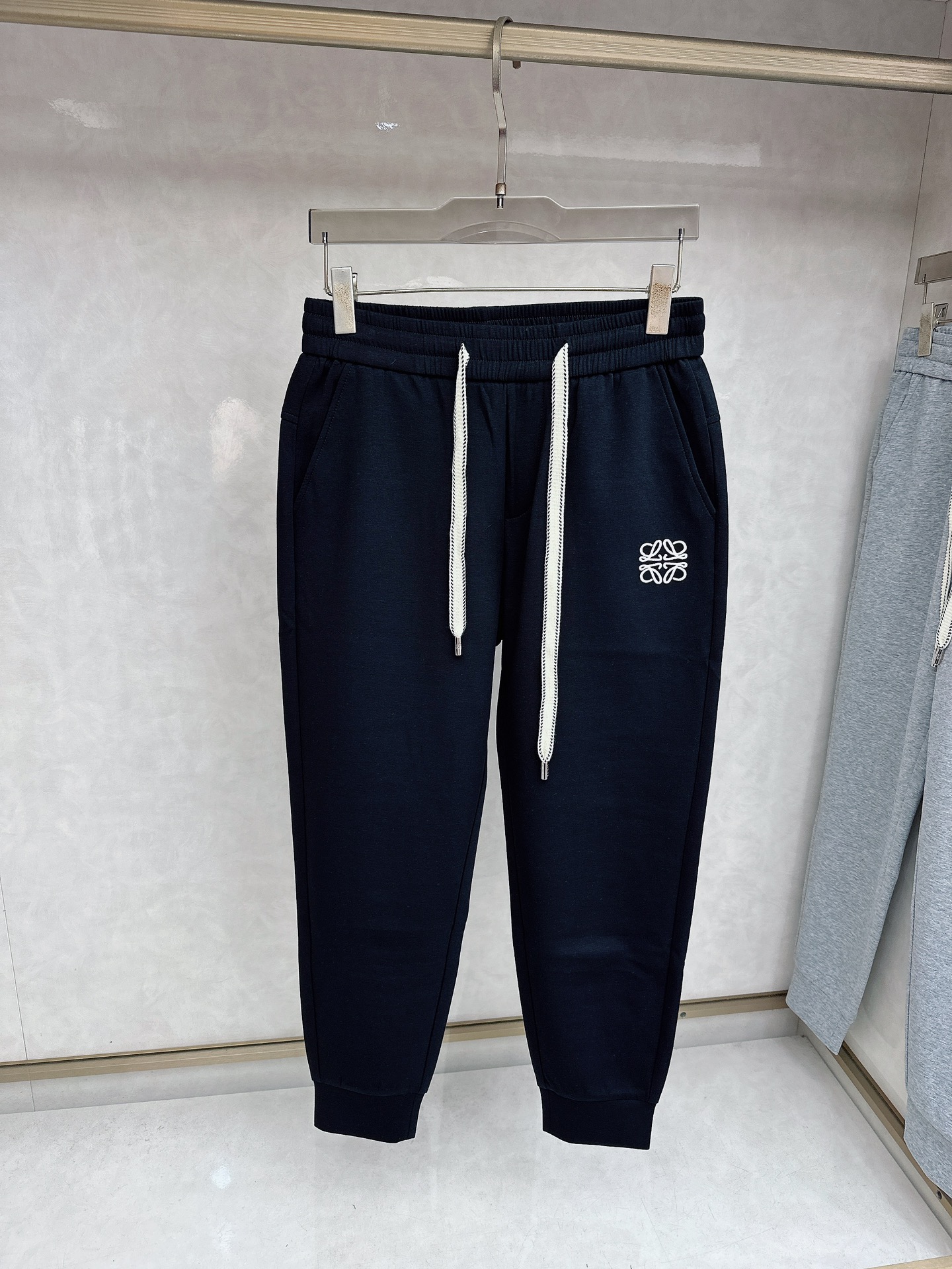 罗意威 2026春夏新款休闲裤！官网同步发售。品牌经典LOGO休闲裤 ，定制面料，舒适度极好，手触感强烈