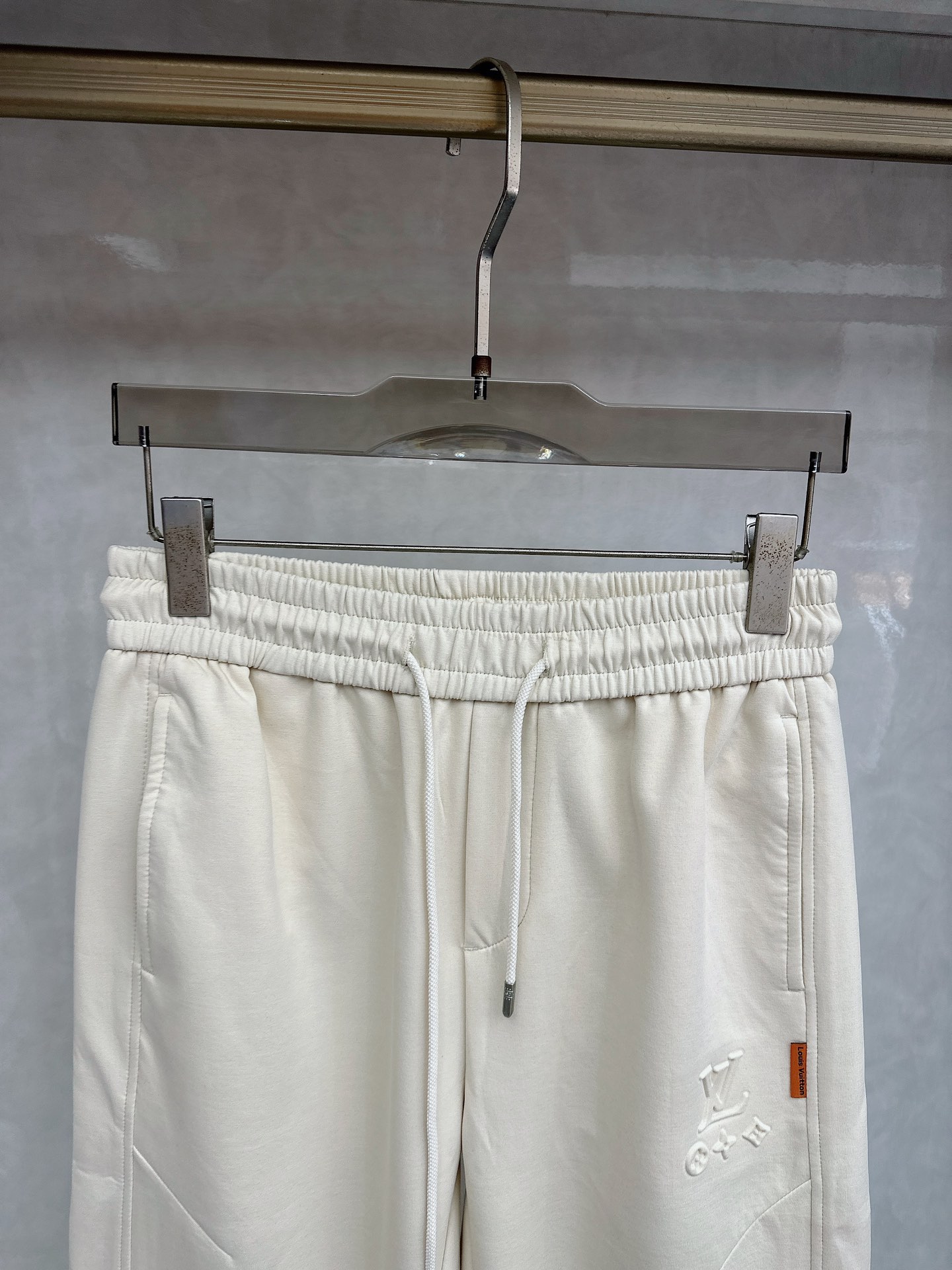 LV 2026春夏新款休闲裤！官网同步发售。品牌经典LOGO休闲裤 ，定制面料，舒适度极好，手触感强烈。