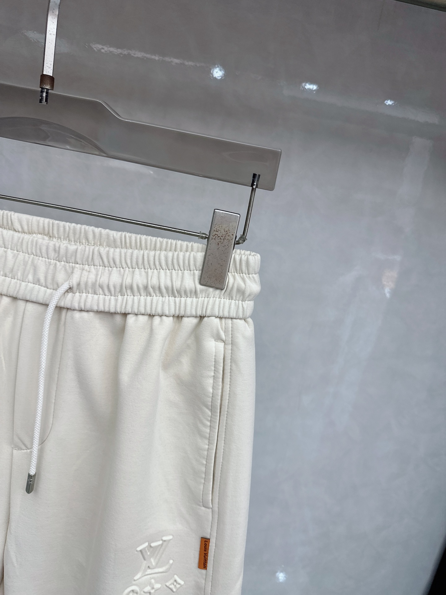 LV 2026春夏新款休闲裤！官网同步发售。品牌经典LOGO休闲裤 ，定制面料，舒适度极好，手触感强烈。