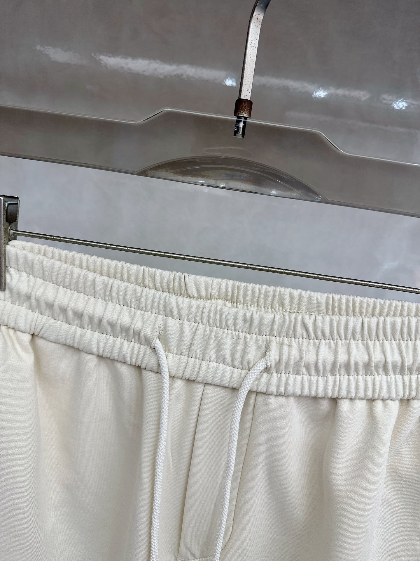 LV 2026春夏新款休闲裤！官网同步发售。品牌经典LOGO休闲裤 ，定制面料，舒适度极好，手触感强烈。