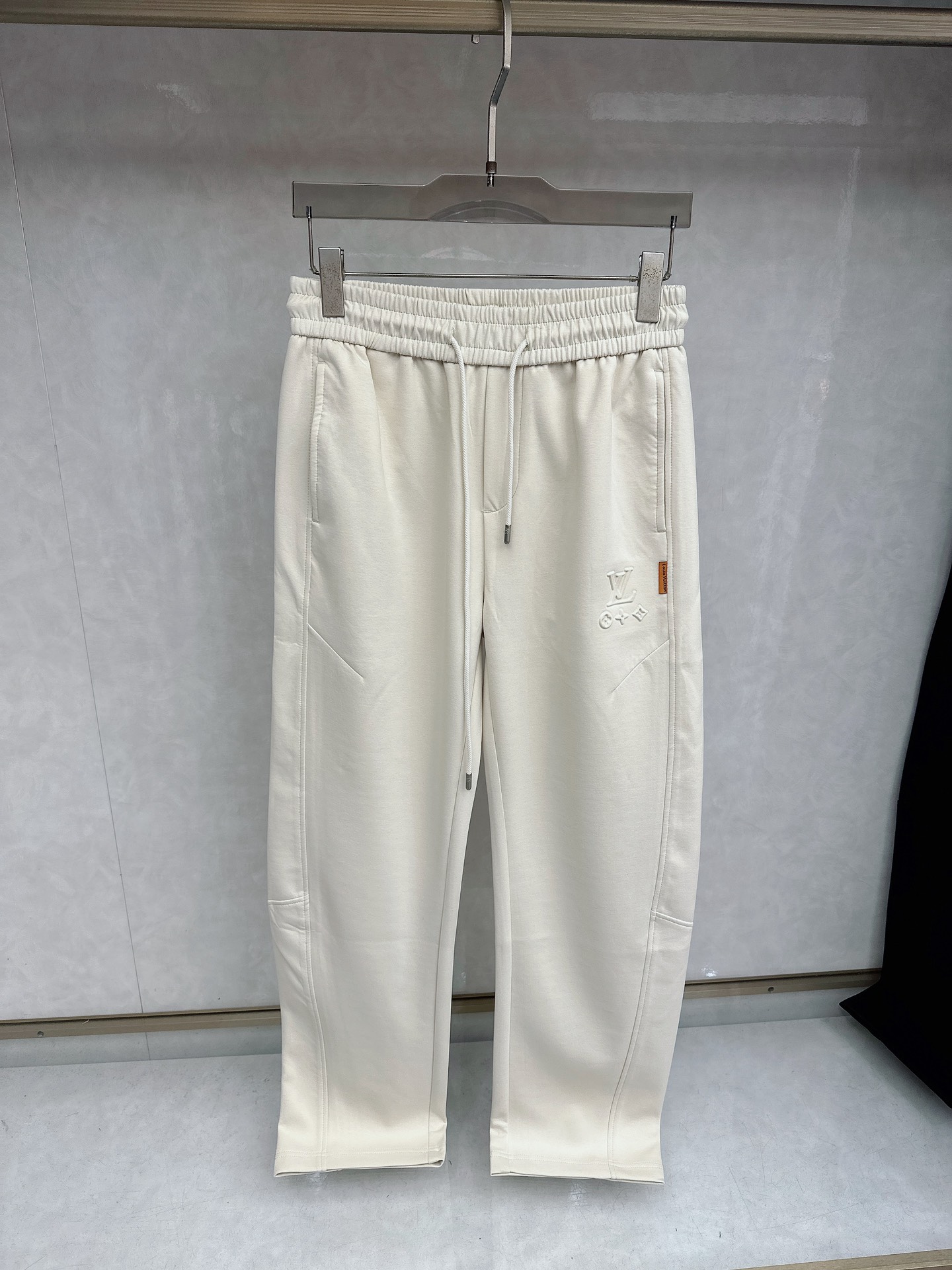 LV 2026春夏新款休闲裤！官网同步发售。品牌经典LOGO休闲裤 ，定制面料，舒适度极好，手触感强烈。