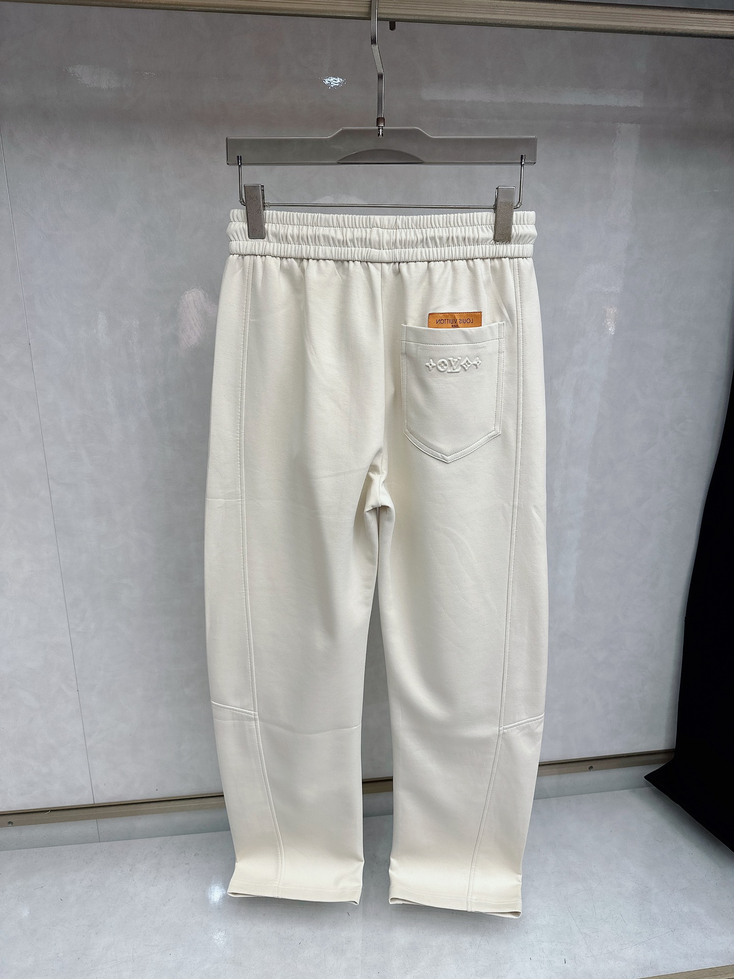 LV 2026春夏新款休闲裤！官网同步发售。品牌经典LOGO休闲裤 ，定制面料，舒适度极好，手触感强烈。