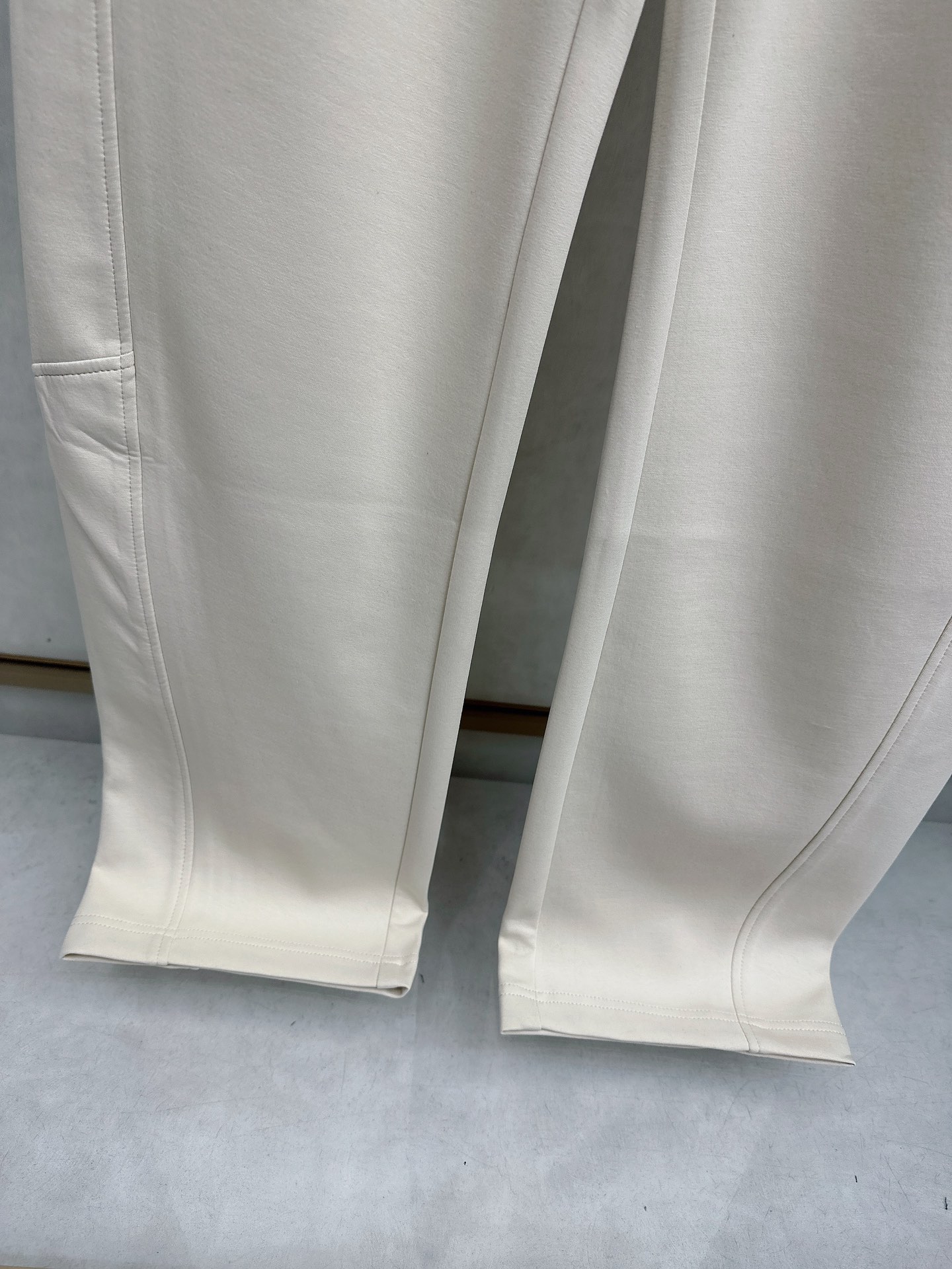 LV 2026春夏新款休闲裤！官网同步发售。品牌经典LOGO休闲裤 ，定制面料，舒适度极好，手触感强烈。