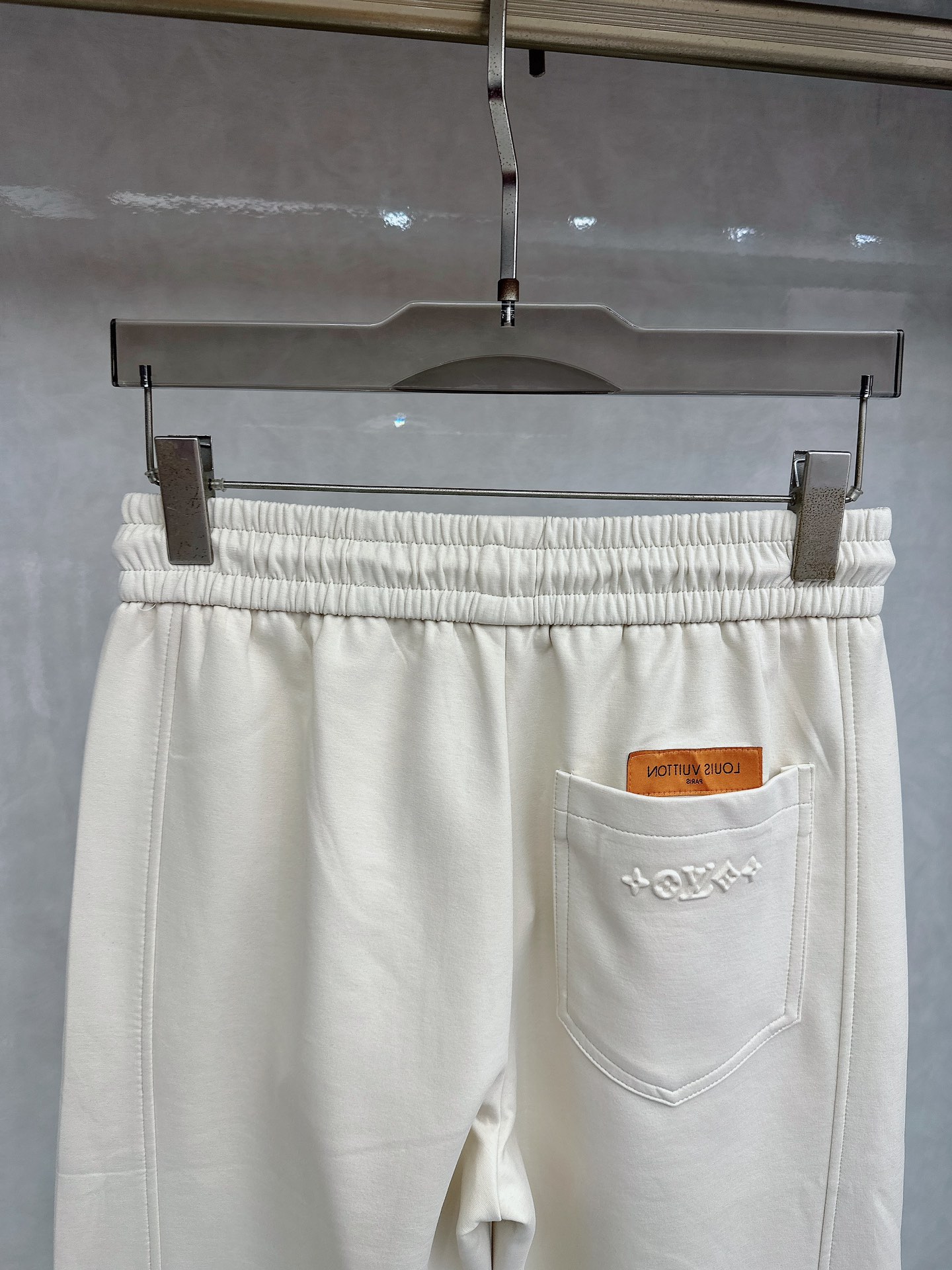 LV 2026春夏新款休闲裤！官网同步发售。品牌经典LOGO休闲裤 ，定制面料，舒适度极好，手触感强烈。