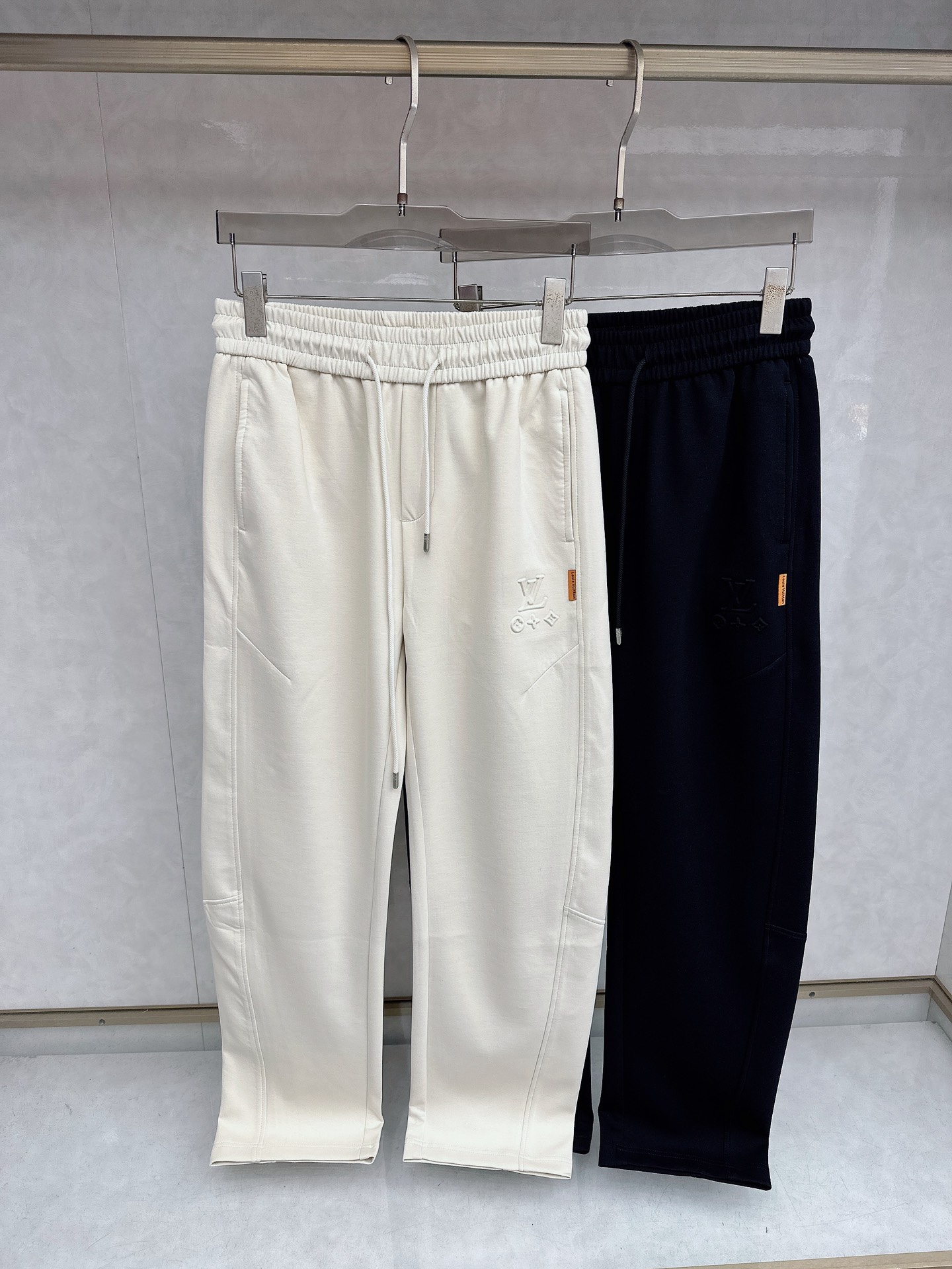 LV 2026春夏新款休闲裤！官网同步发售。品牌经典LOGO休闲裤 ，定制面料，舒适度极好，手触感强烈。