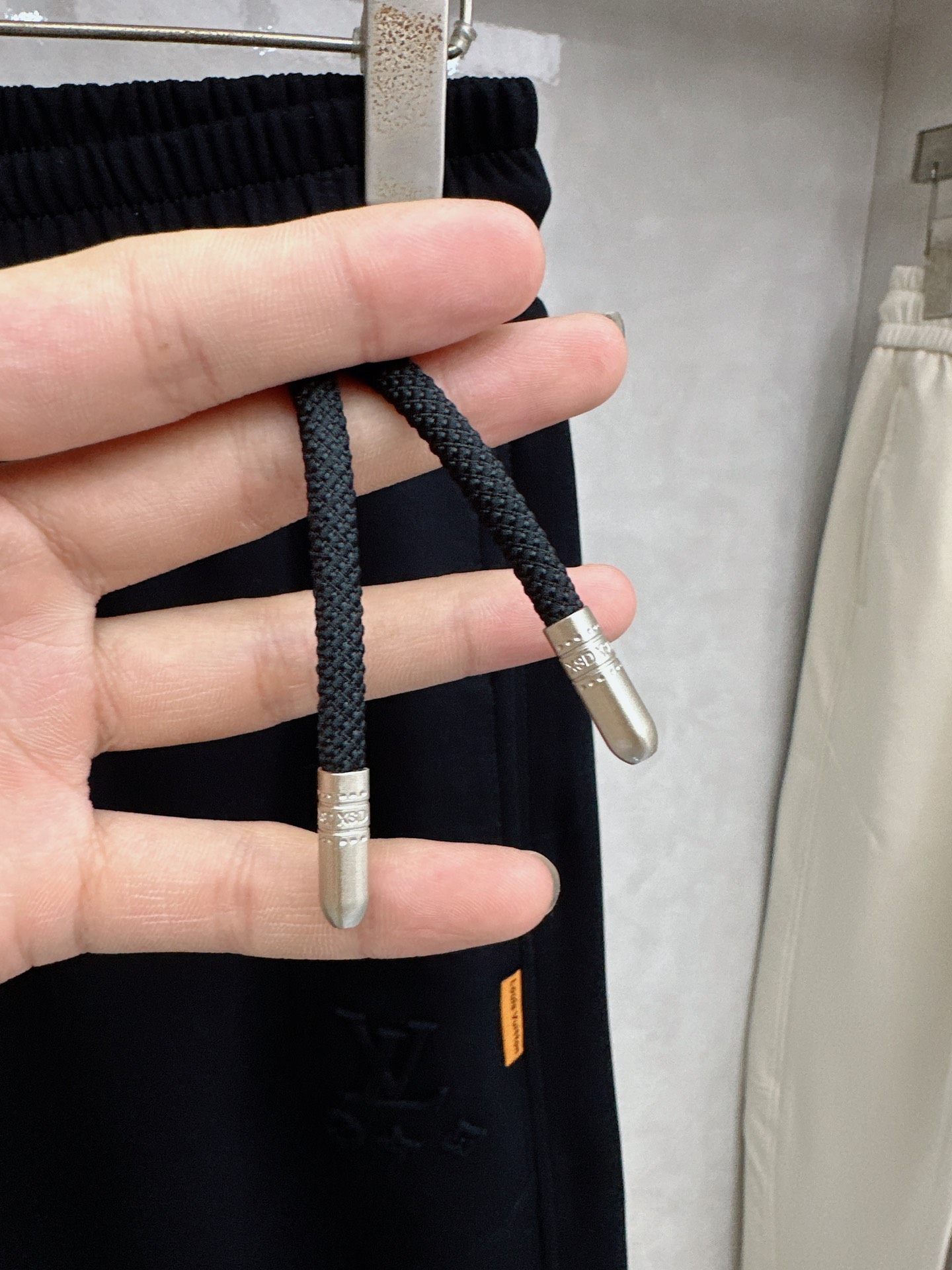 LV 2026春夏新款休闲裤！官网同步发售。品牌经典LOGO休闲裤 ，定制面料，舒适度极好，手触感强烈。