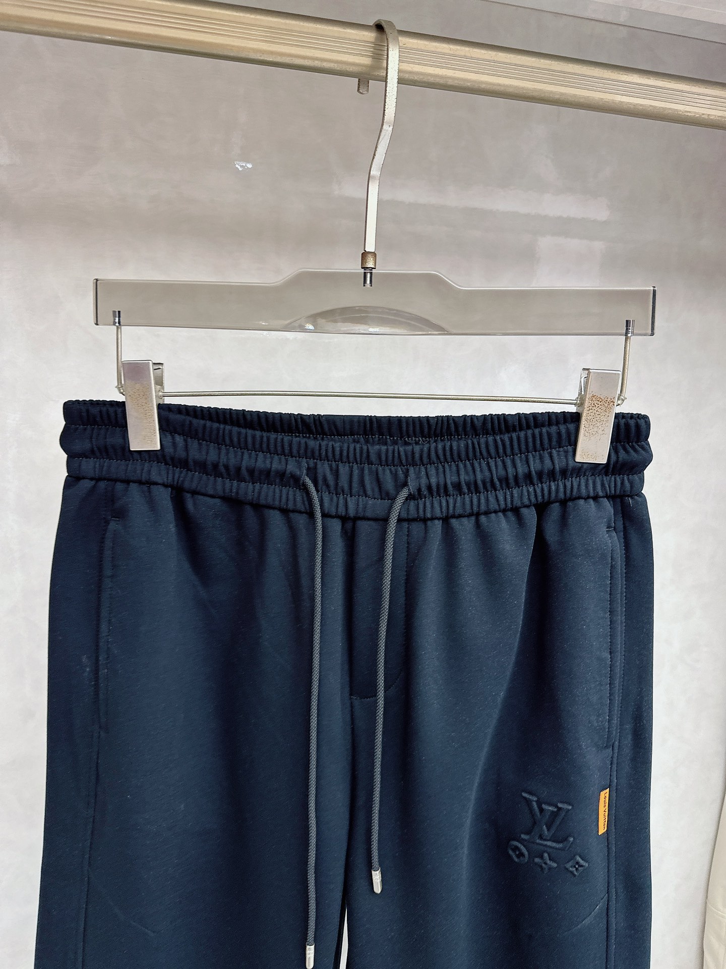 LV 2026春夏新款休闲裤！官网同步发售。品牌经典LOGO休闲裤 ，定制面料，舒适度极好，手触感强烈。