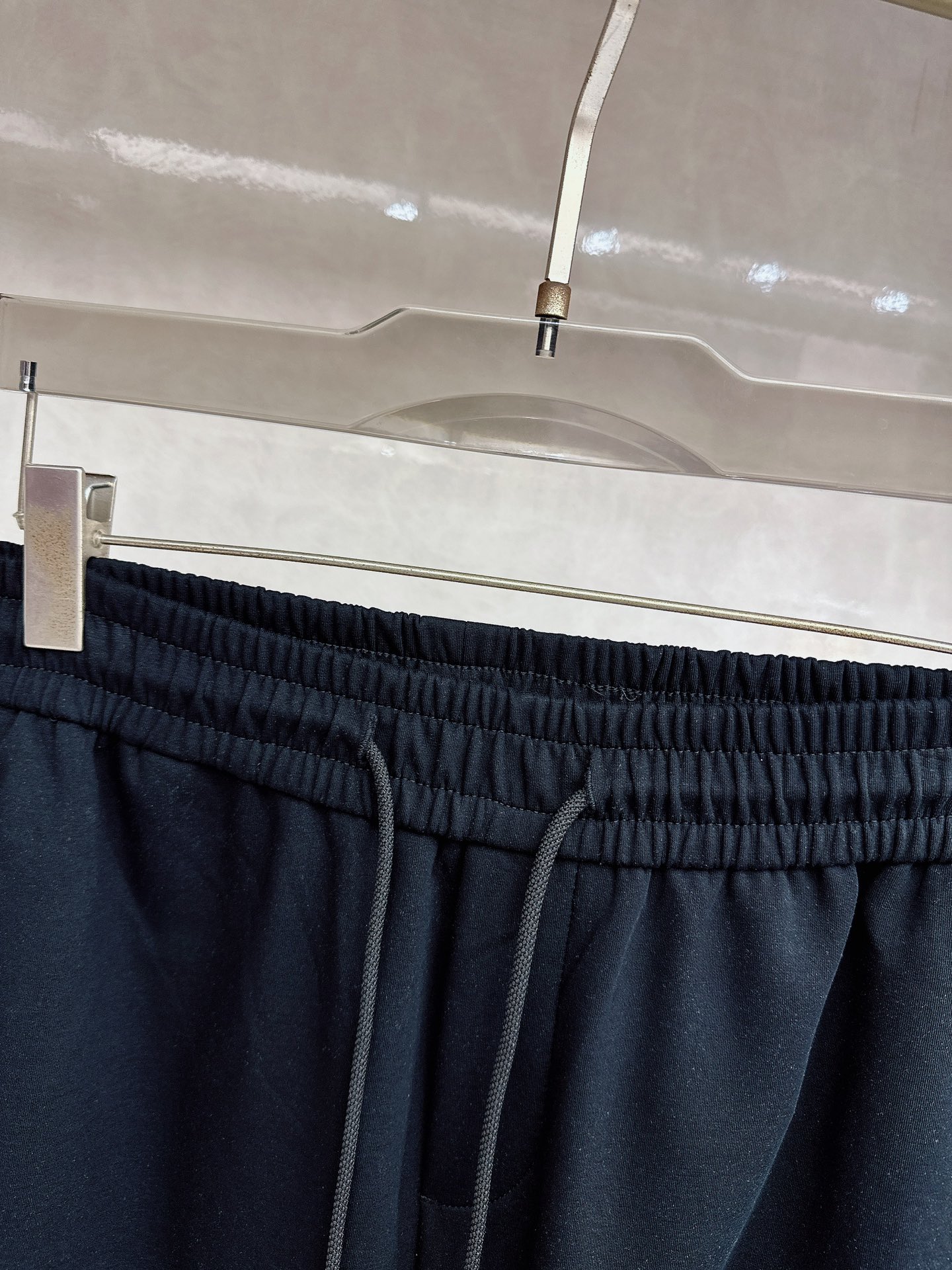 LV 2026春夏新款休闲裤！官网同步发售。品牌经典LOGO休闲裤 ，定制面料，舒适度极好，手触感强烈。