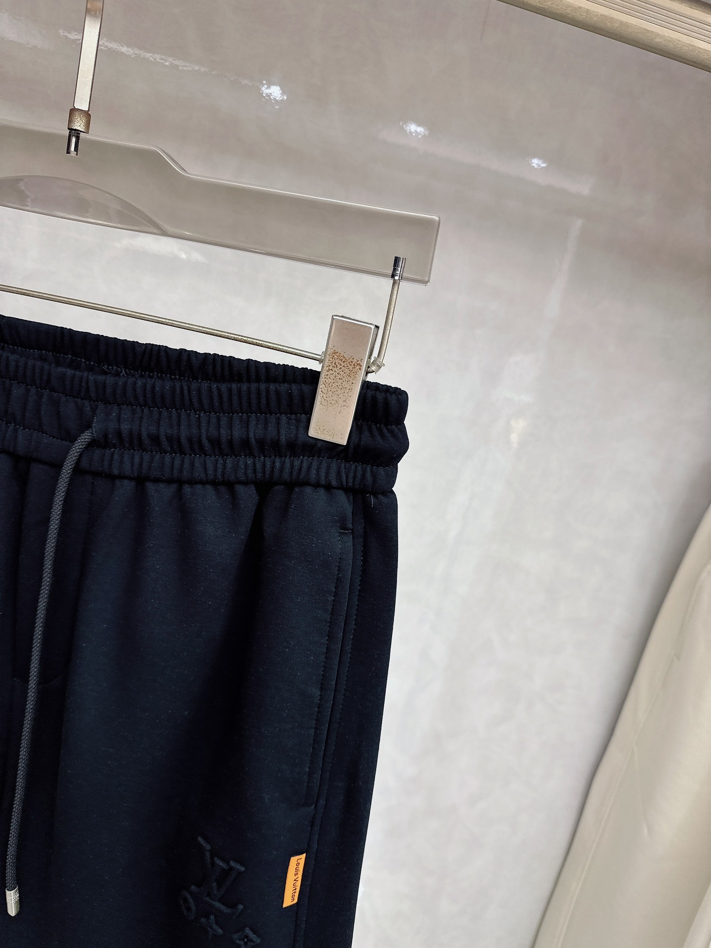 LV 2026春夏新款休闲裤！官网同步发售。品牌经典LOGO休闲裤 ，定制面料，舒适度极好，手触感强烈。