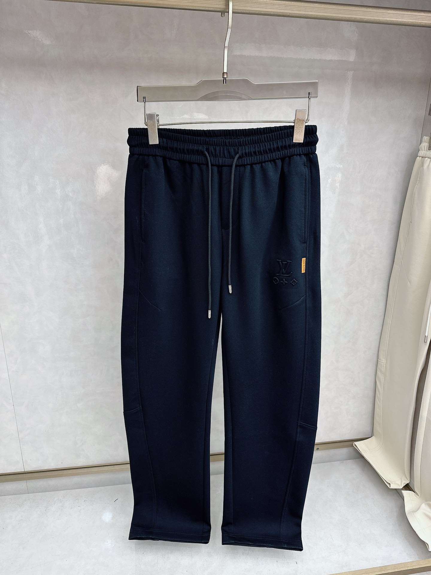 LV 2026春夏新款休闲裤！官网同步发售。品牌经典LOGO休闲裤 ，定制面料，舒适度极好，手触感强烈。