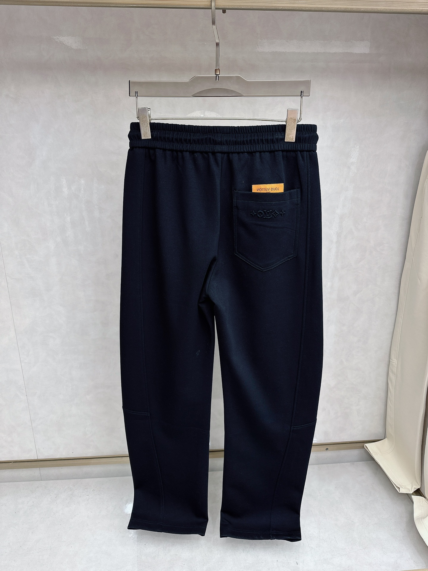 LV 2026春夏新款休闲裤！官网同步发售。品牌经典LOGO休闲裤 ，定制面料，舒适度极好，手触感强烈。