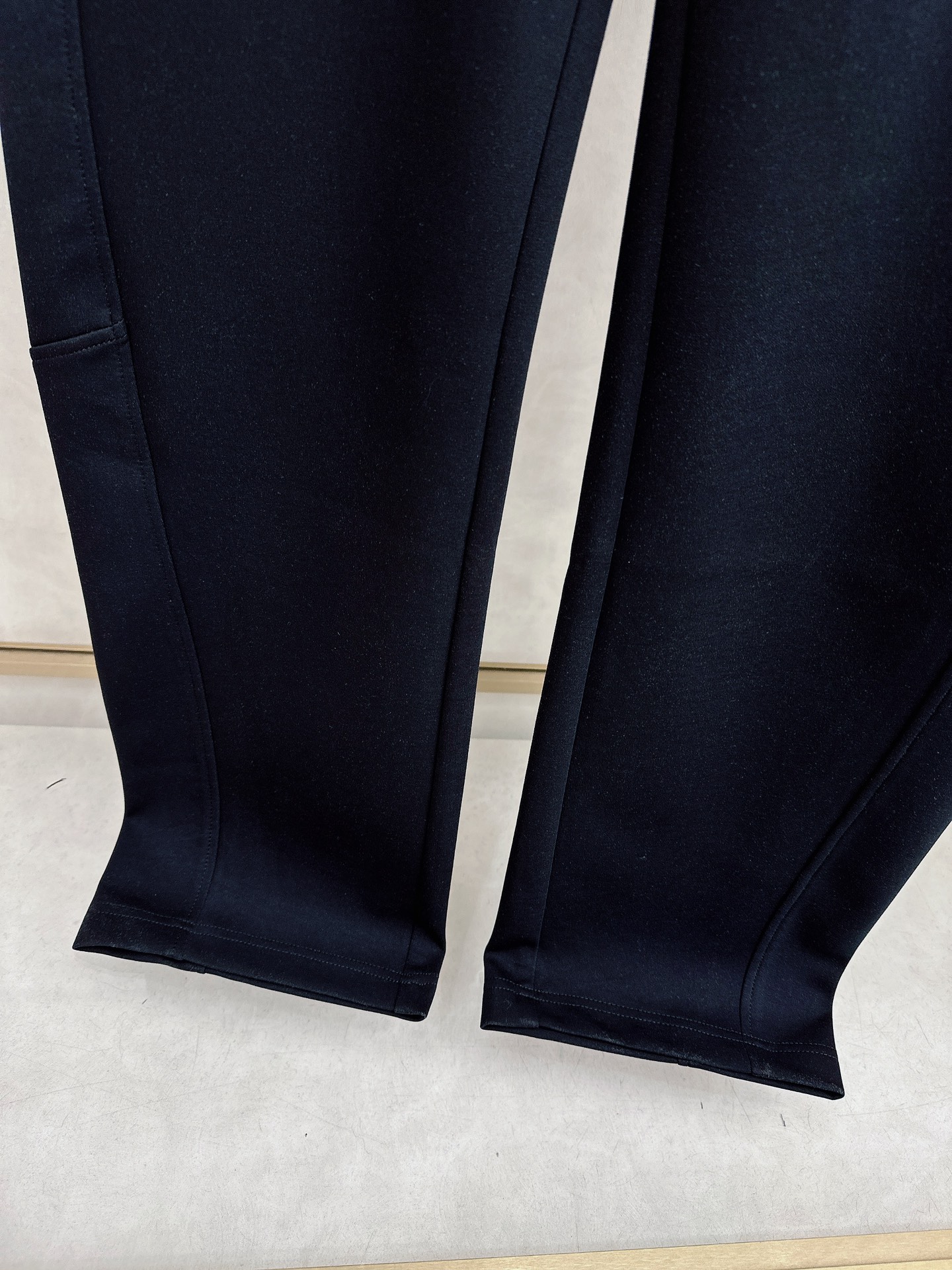 LV 2026春夏新款休闲裤！官网同步发售。品牌经典LOGO休闲裤 ，定制面料，舒适度极好，手触感强烈。