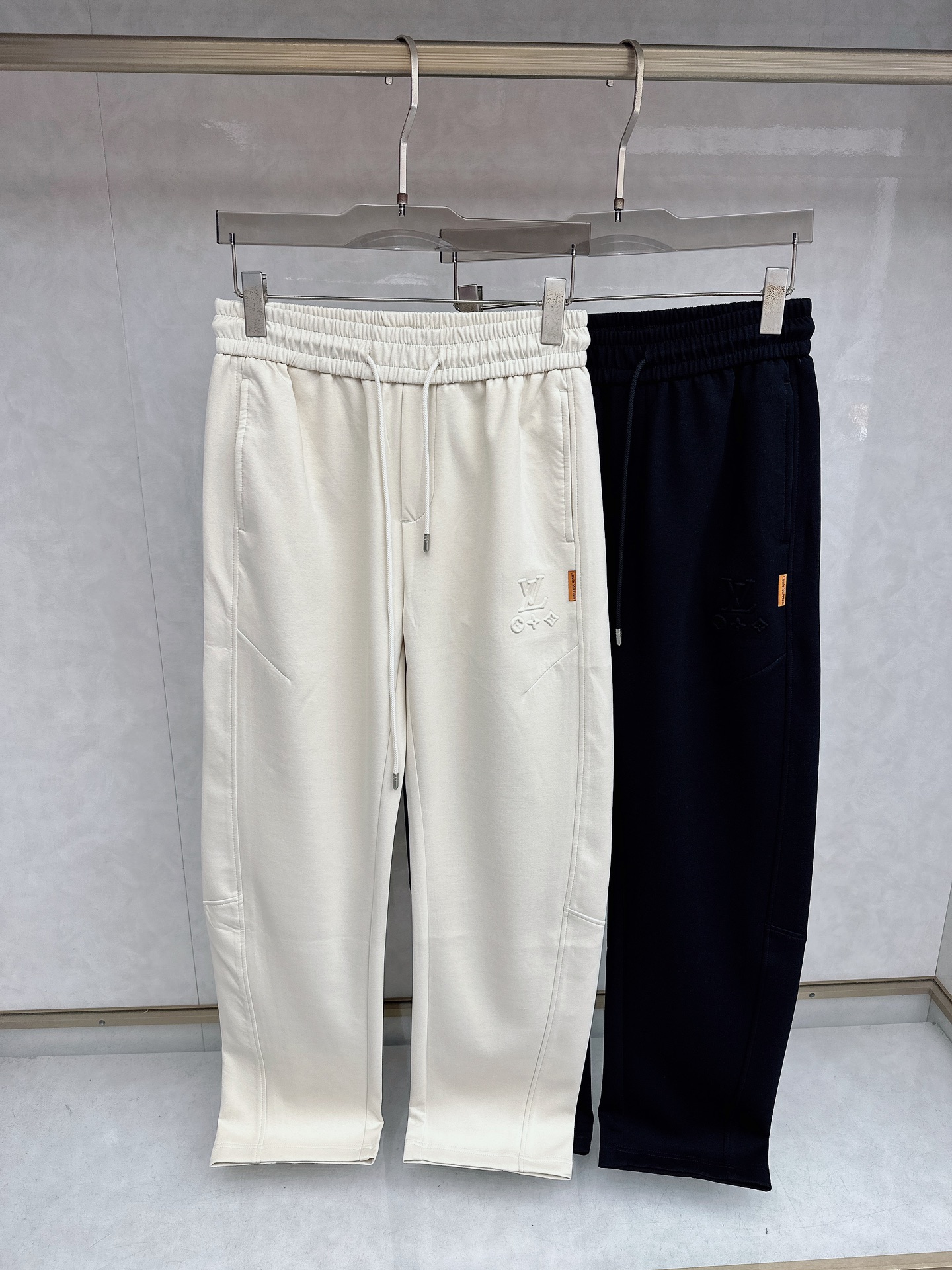 LV 2026春夏新款休闲裤！官网同步发售。品牌经典LOGO休闲裤 ，定制面料，舒适度极好，手触感强烈。