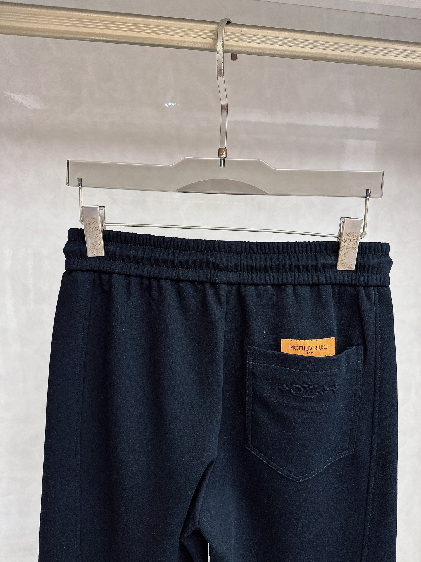 LV 2026春夏新款休闲裤！官网同步发售。品牌经典LOGO休闲裤 ，定制面料，舒适度极好，手触感强烈。