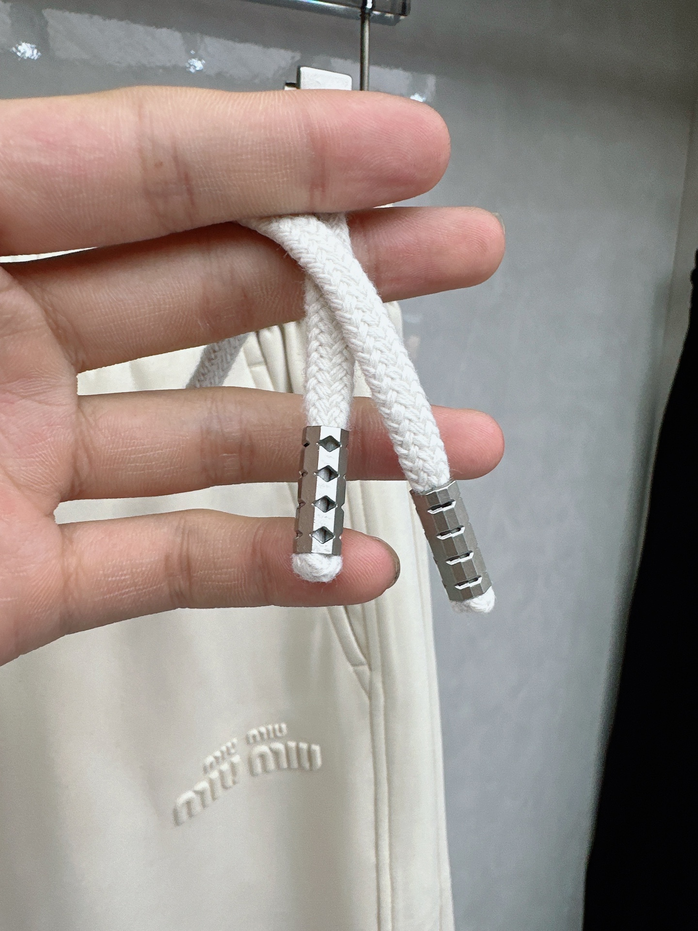 😊2026春夏新款休闲裤！官网同步发售。品牌经典LOGO休闲裤 ，定制面料，舒适度极好，手触感强烈。辨识