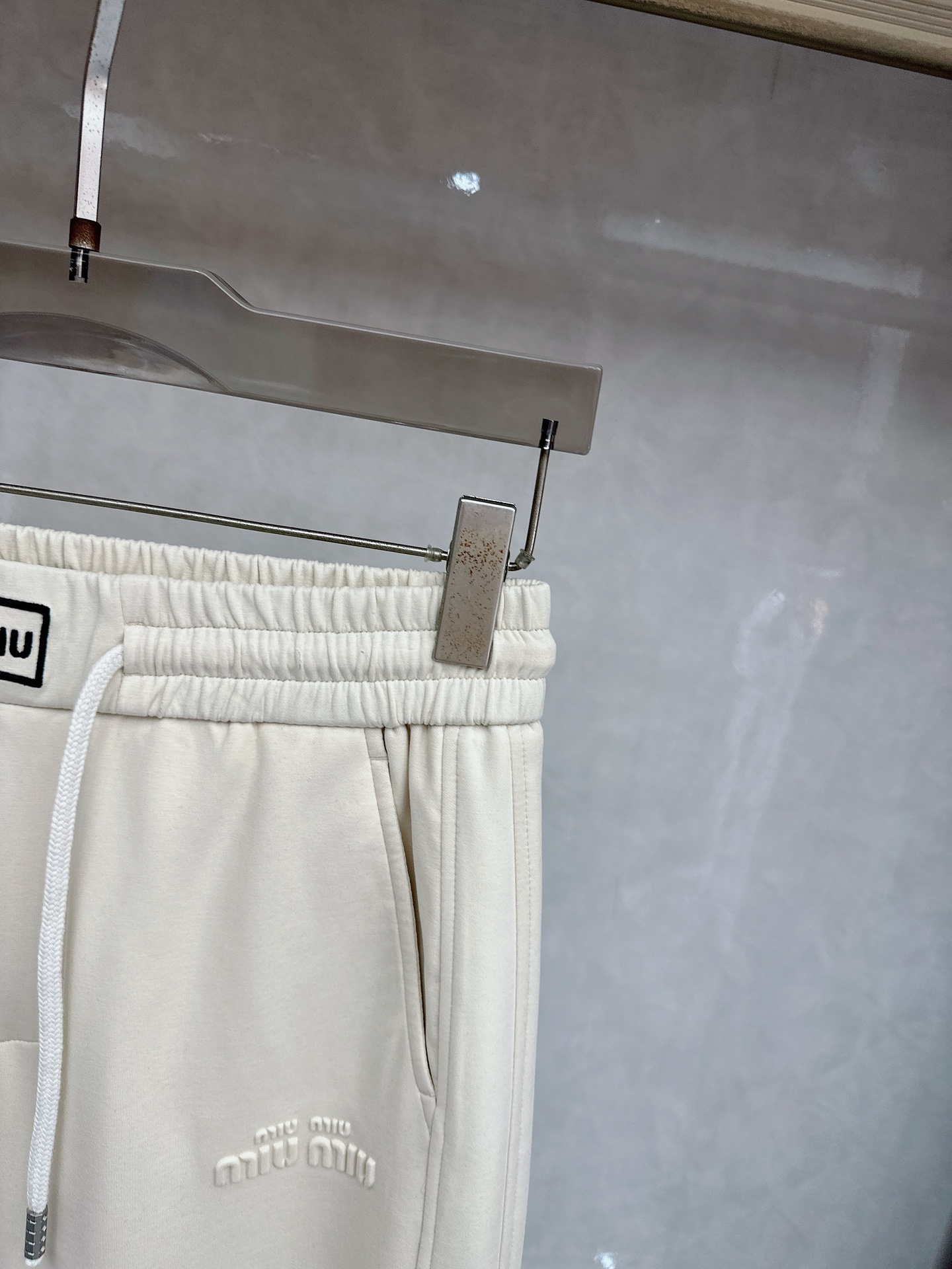 😊2026春夏新款休闲裤！官网同步发售。品牌经典LOGO休闲裤 ，定制面料，舒适度极好，手触感强烈。辨识