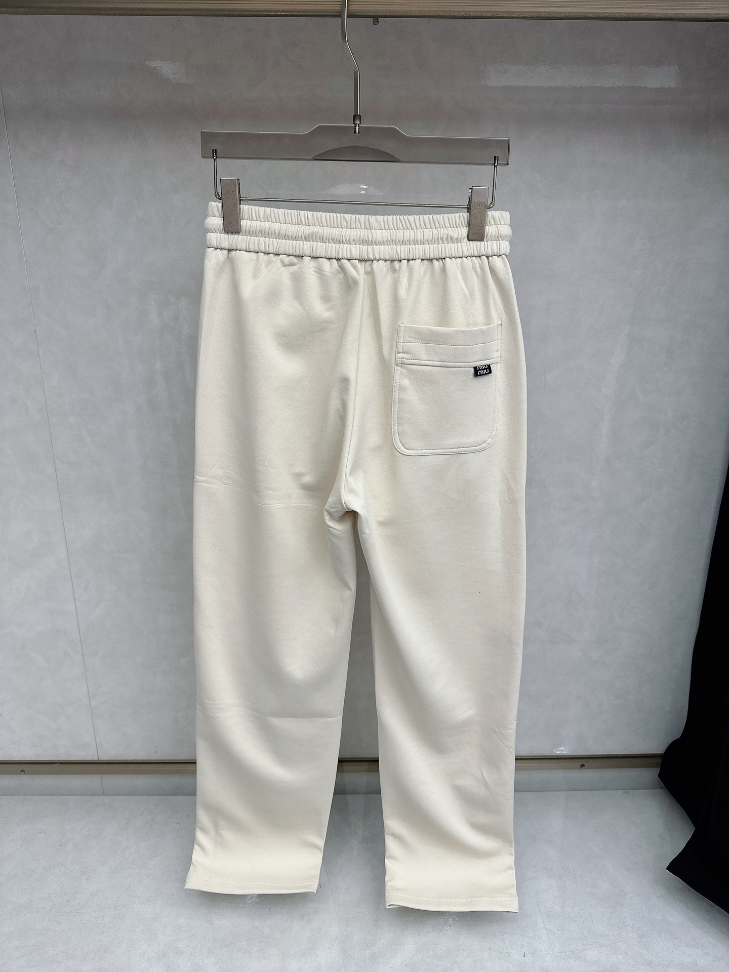 😊2026春夏新款休闲裤！官网同步发售。品牌经典LOGO休闲裤 ，定制面料，舒适度极好，手触感强烈。辨识