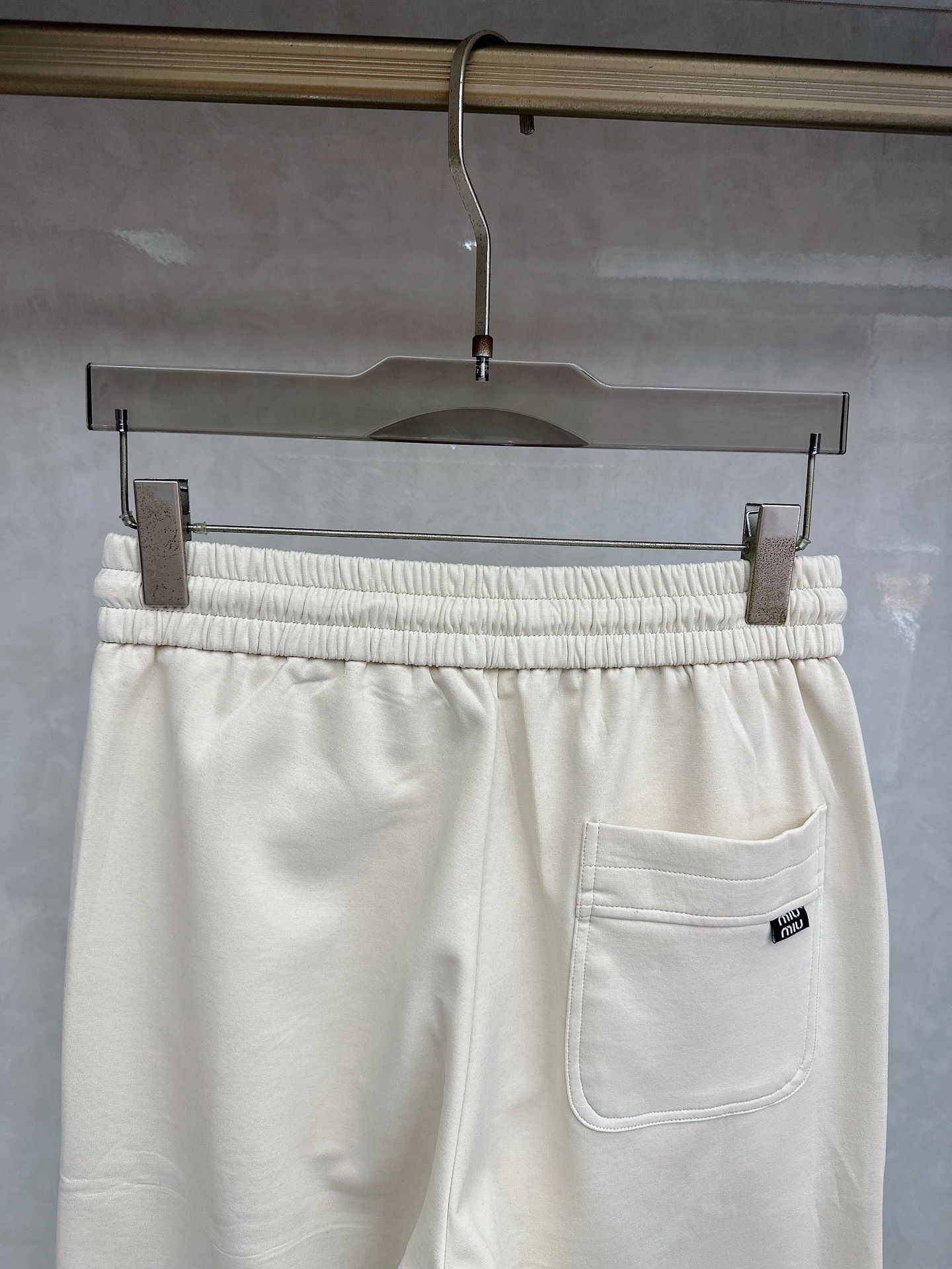 😊2026春夏新款休闲裤！官网同步发售。品牌经典LOGO休闲裤 ，定制面料，舒适度极好，手触感强烈。辨识