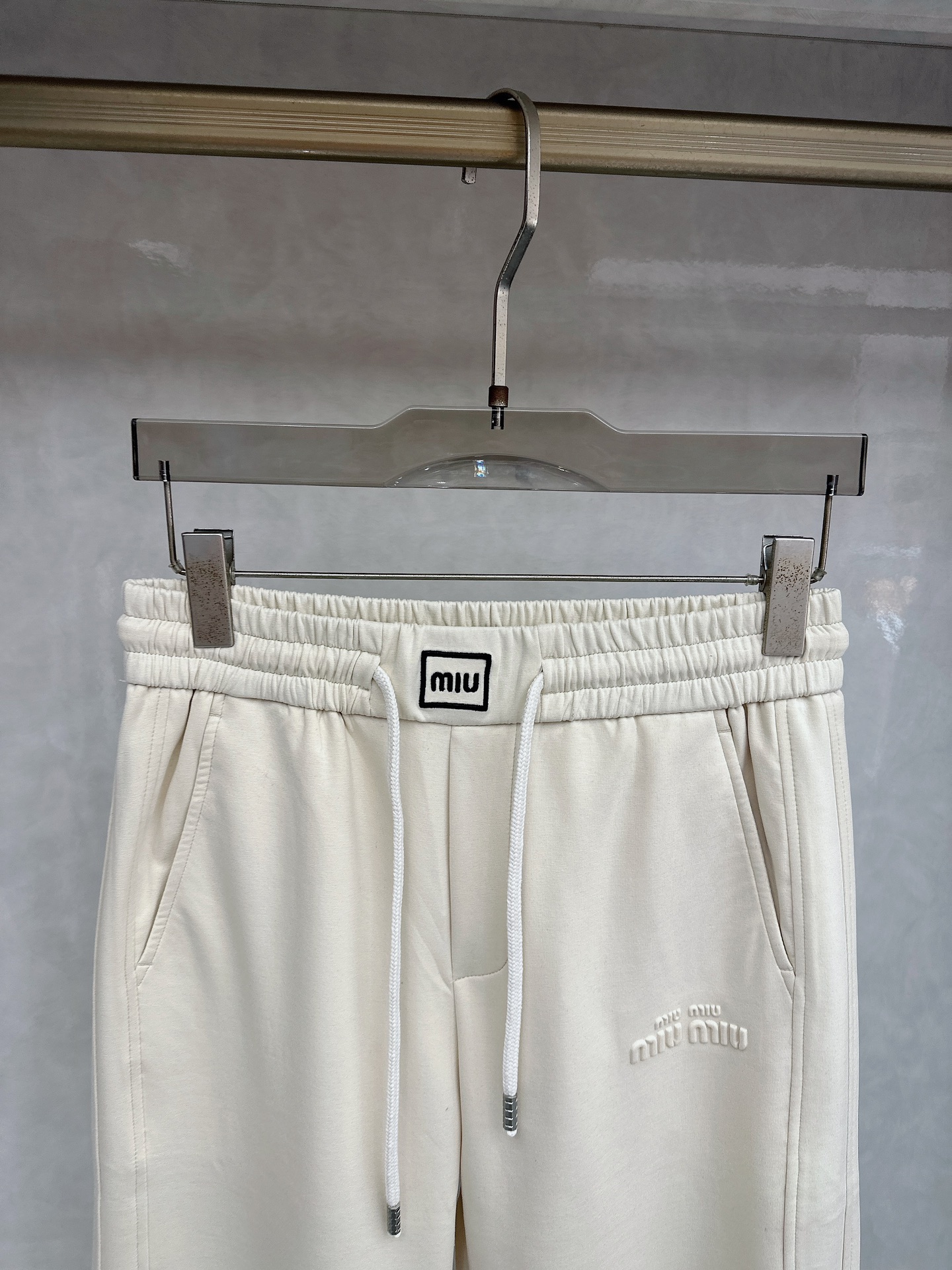 😊2026春夏新款休闲裤！官网同步发售。品牌经典LOGO休闲裤 ，定制面料，舒适度极好，手触感强烈。辨识