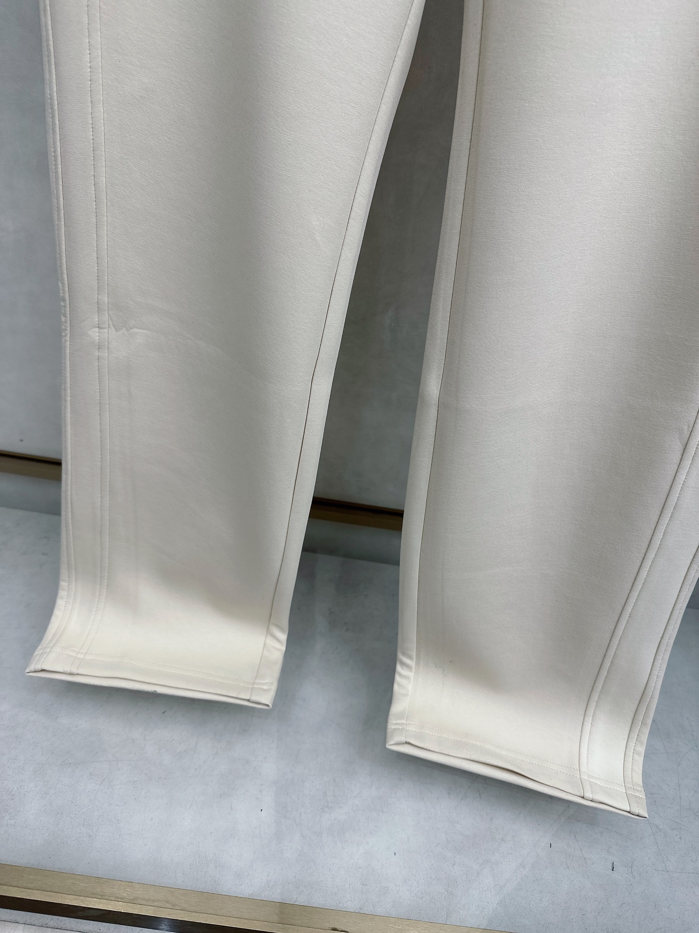 😊2026春夏新款休闲裤！官网同步发售。品牌经典LOGO休闲裤 ，定制面料，舒适度极好，手触感强烈。辨识