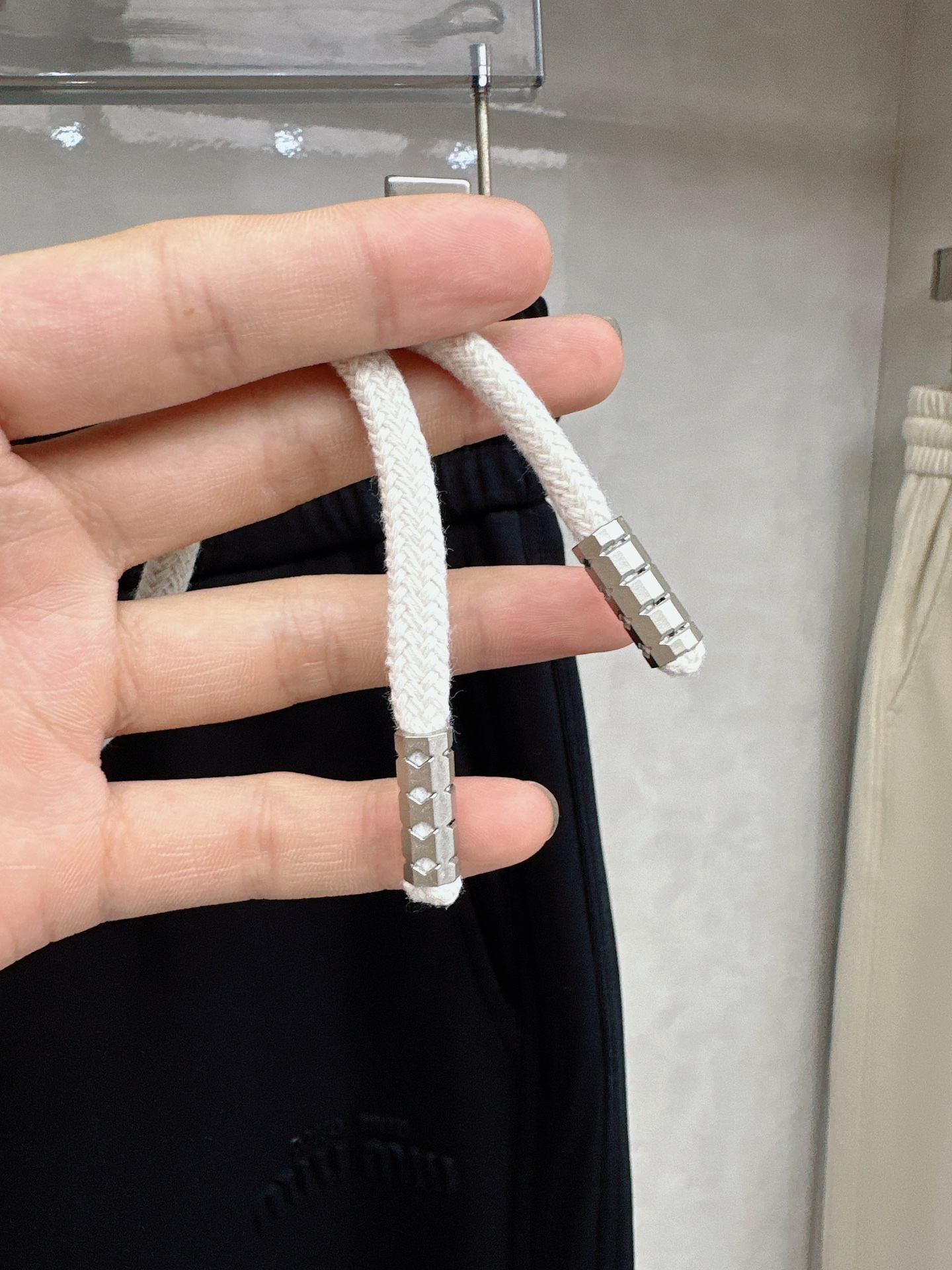 😊 2026春夏新款休闲裤！官网同步发售。品牌经典LOGO休闲裤 ，定制面料，舒适度极好，手触感强烈。辨