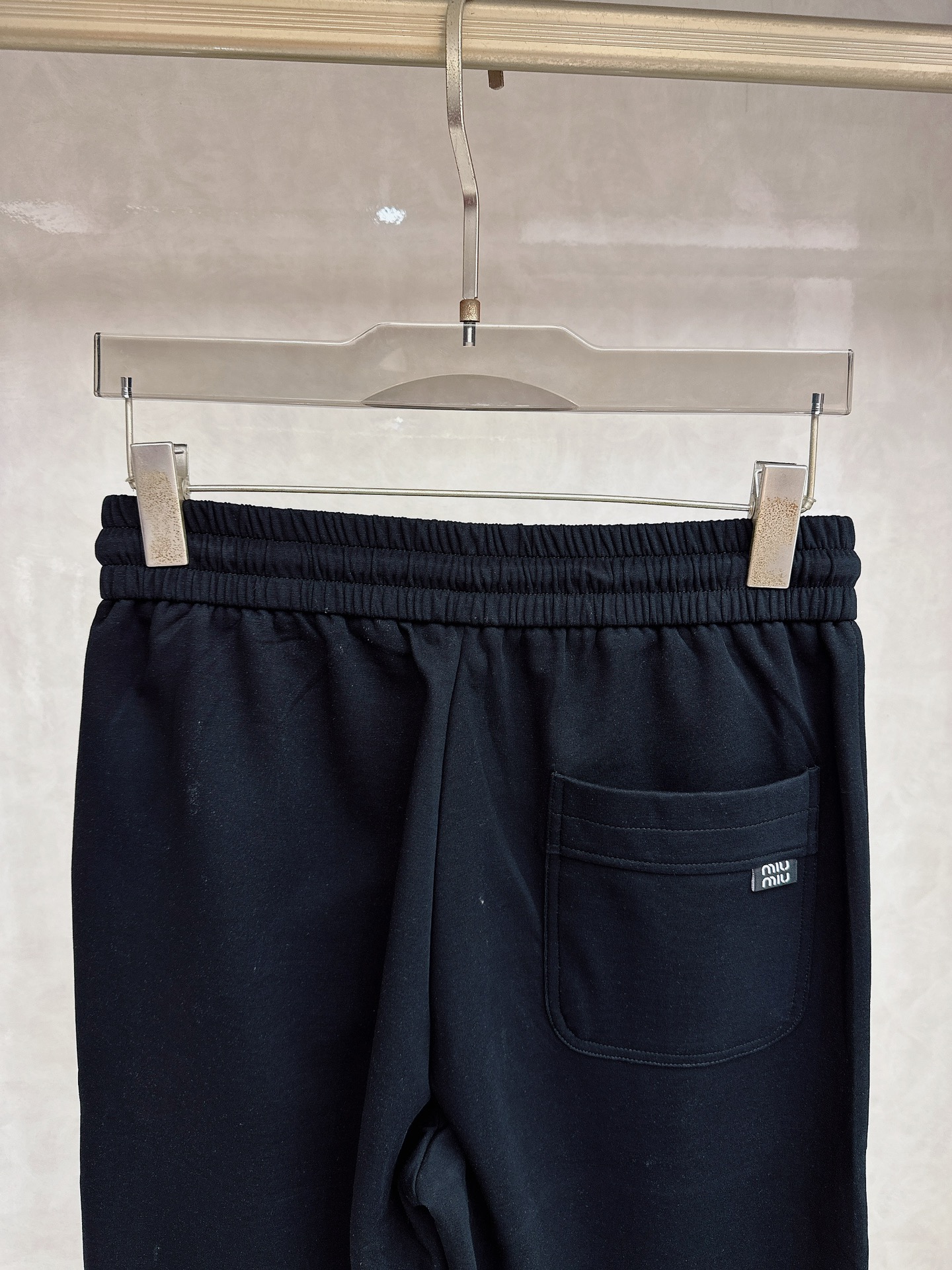 😊 2026春夏新款休闲裤！官网同步发售。品牌经典LOGO休闲裤 ，定制面料，舒适度极好，手触感强烈。辨