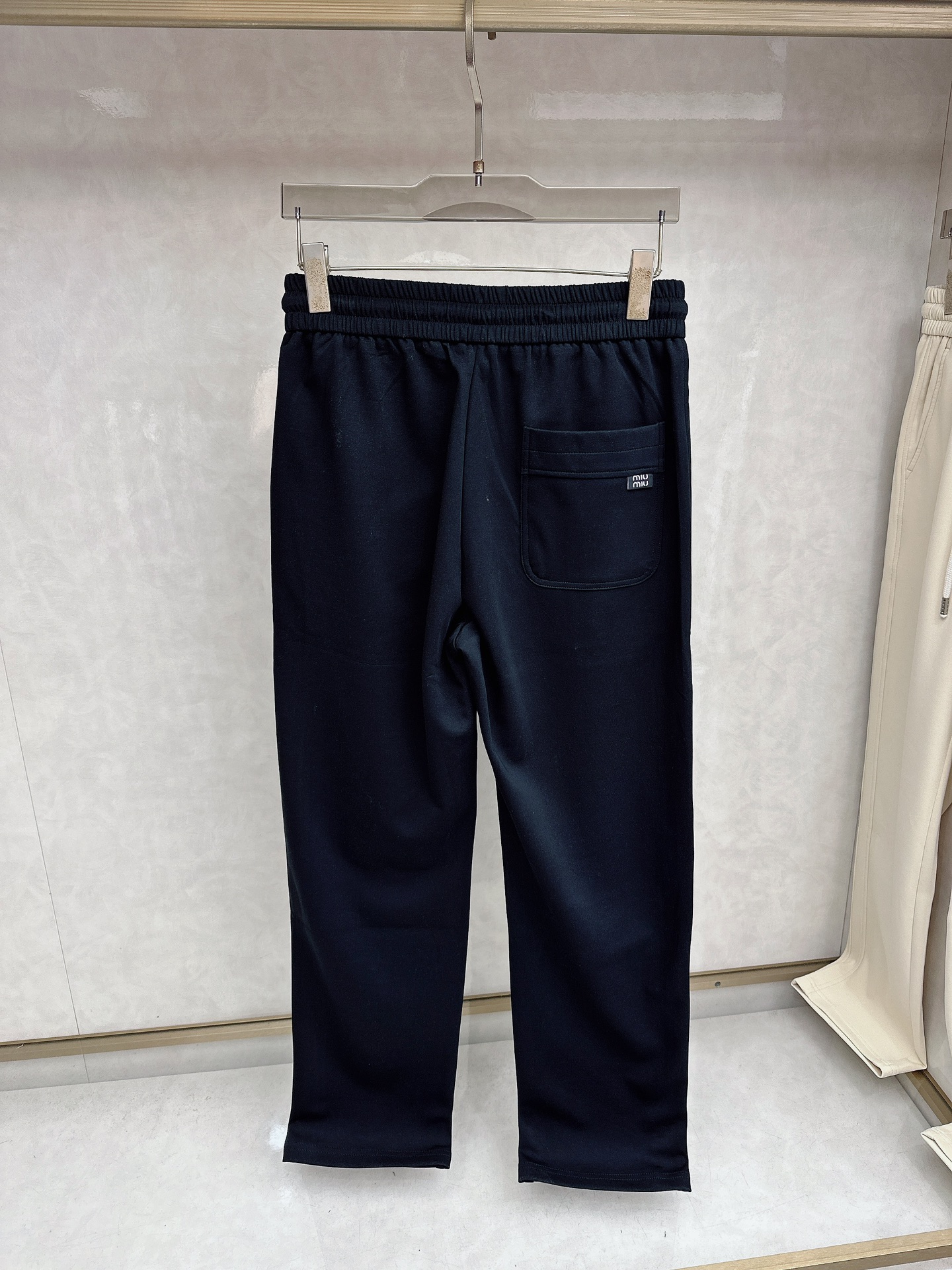 😊 2026春夏新款休闲裤！官网同步发售。品牌经典LOGO休闲裤 ，定制面料，舒适度极好，手触感强烈。辨