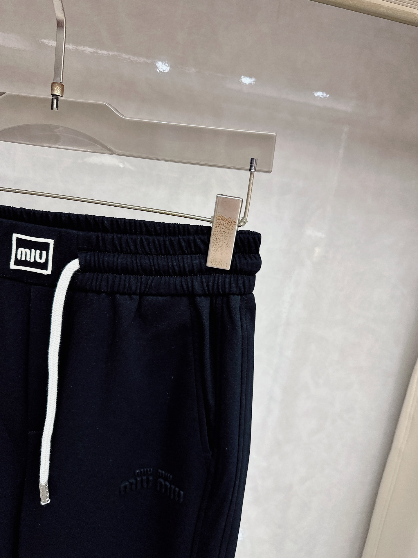 😊 2026春夏新款休闲裤！官网同步发售。品牌经典LOGO休闲裤 ，定制面料，舒适度极好，手触感强烈。辨