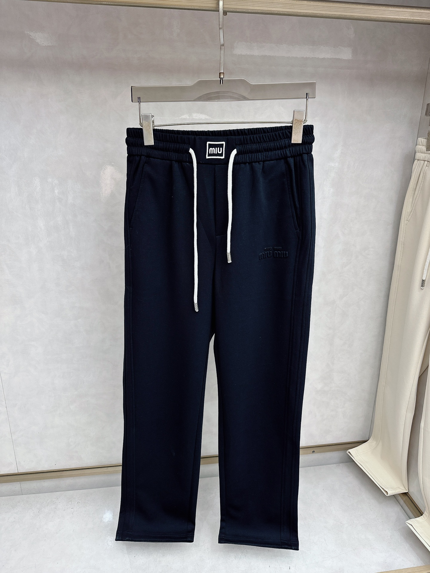 😊 2026春夏新款休闲裤！官网同步发售。品牌经典LOGO休闲裤 ，定制面料，舒适度极好，手触感强烈。辨