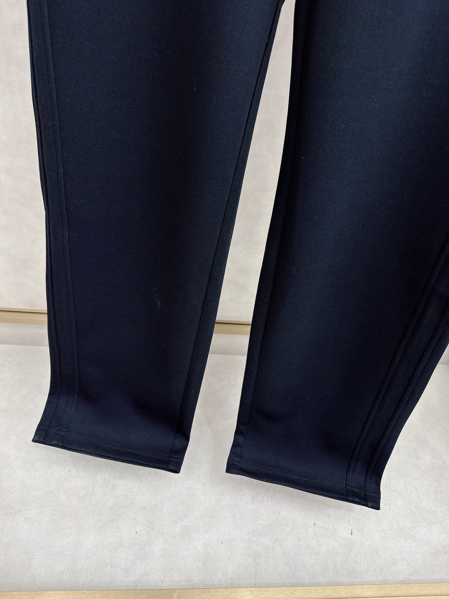 😊 2026春夏新款休闲裤！官网同步发售。品牌经典LOGO休闲裤 ，定制面料，舒适度极好，手触感强烈。辨