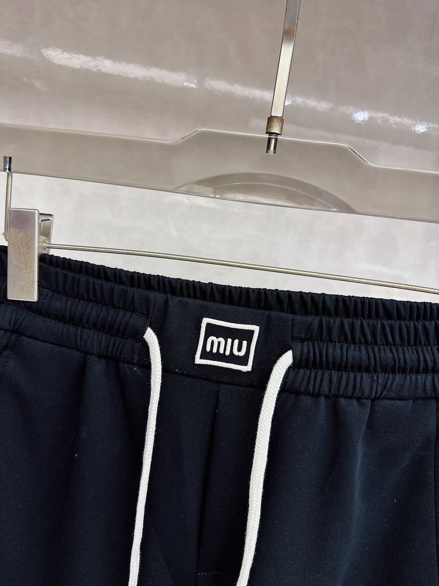 😊 2026春夏新款休闲裤！官网同步发售。品牌经典LOGO休闲裤 ，定制面料，舒适度极好，手触感强烈。辨