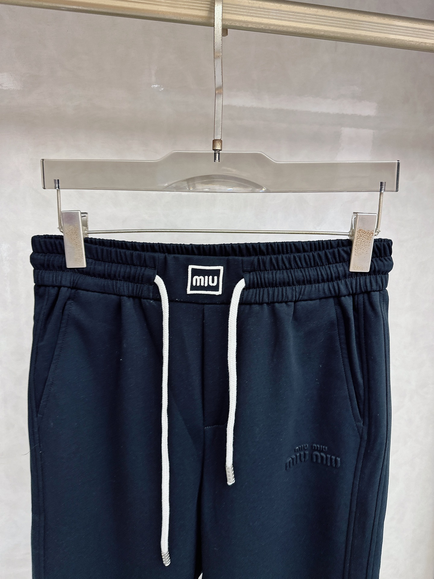 😊 2026春夏新款休闲裤！官网同步发售。品牌经典LOGO休闲裤 ，定制面料，舒适度极好，手触感强烈。辨