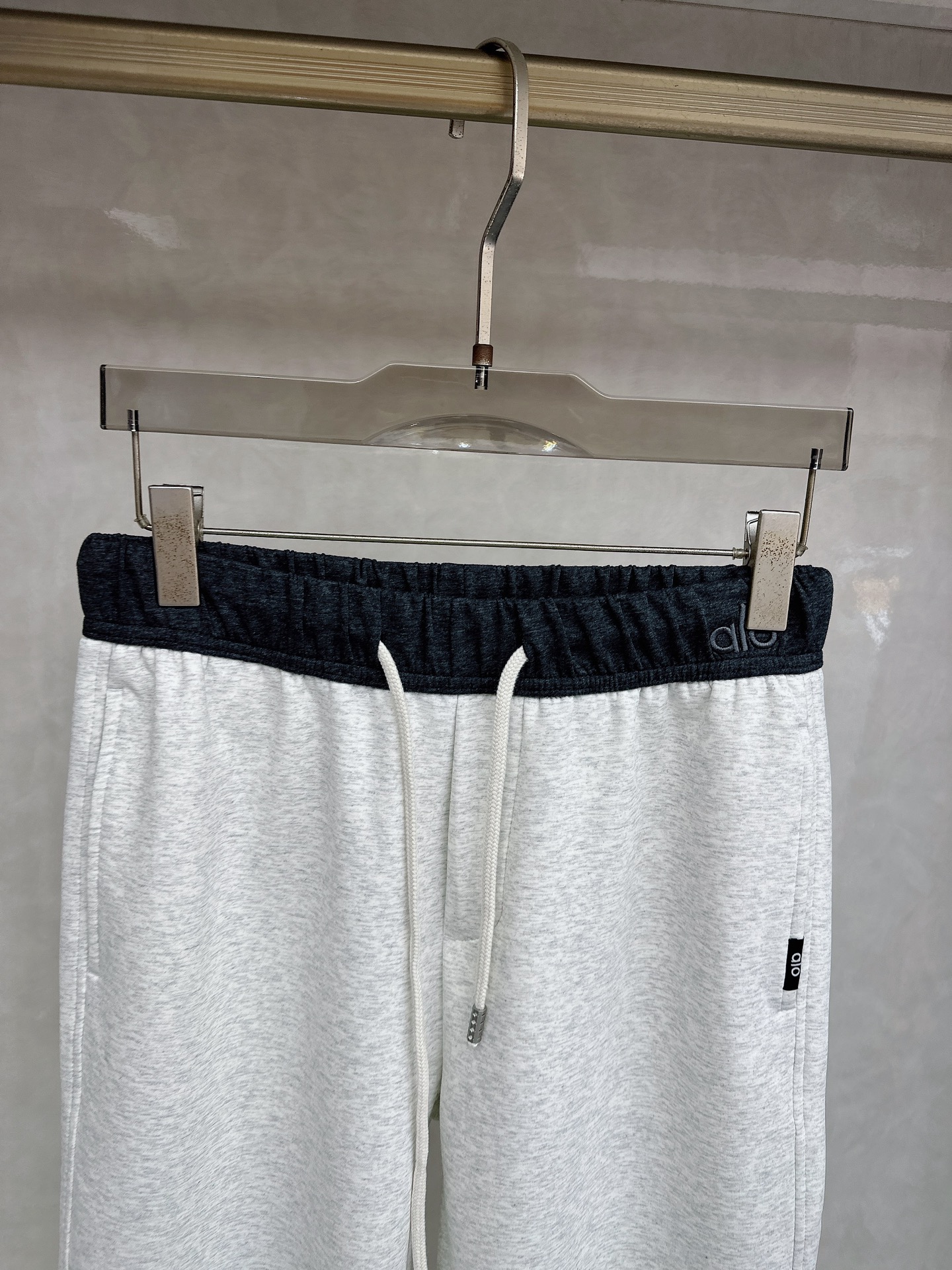 alo 2026春夏新款休闲裤！官网同步发售。品牌经典LOGO休闲裤 ，定制面料，舒适度极好，手触感强烈