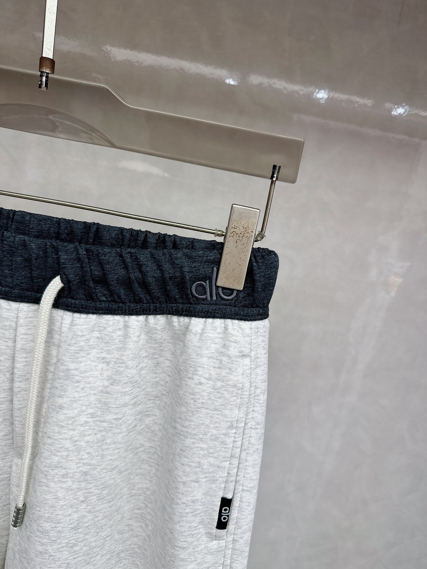 alo 2026春夏新款休闲裤！官网同步发售。品牌经典LOGO休闲裤 ，定制面料，舒适度极好，手触感强烈