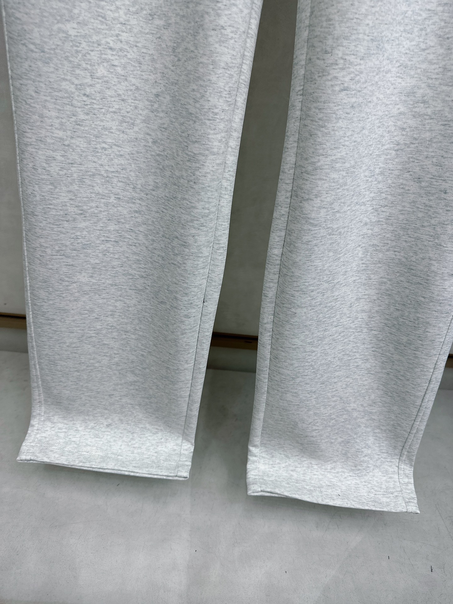 alo 2026春夏新款休闲裤！官网同步发售。品牌经典LOGO休闲裤 ，定制面料，舒适度极好，手触感强烈