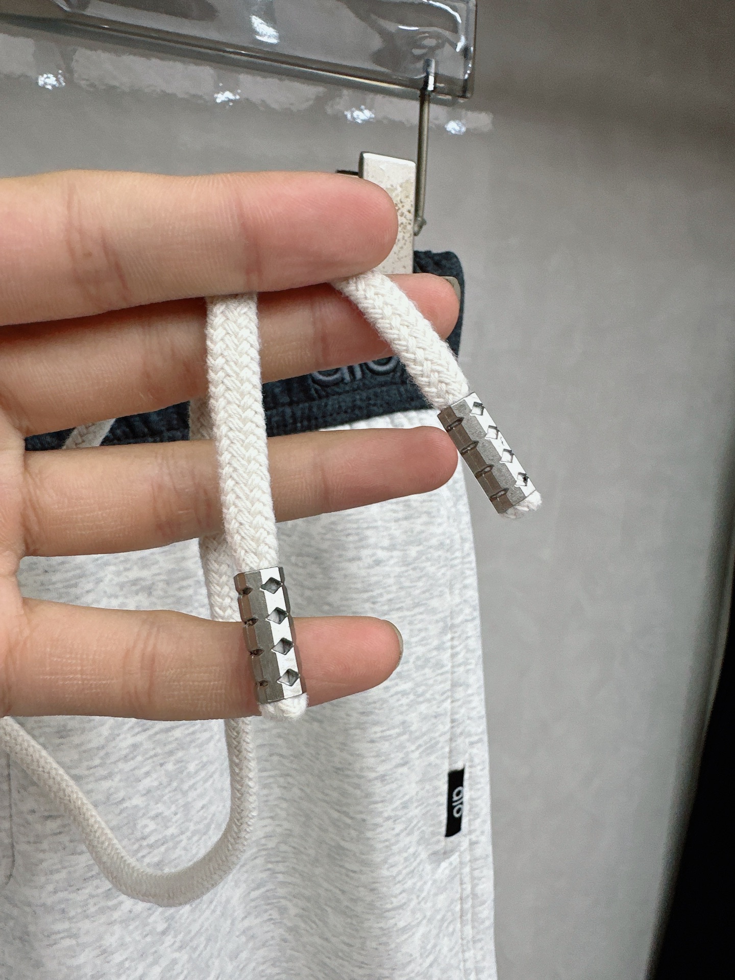 alo 2026春夏新款休闲裤！官网同步发售。品牌经典LOGO休闲裤 ，定制面料，舒适度极好，手触感强烈