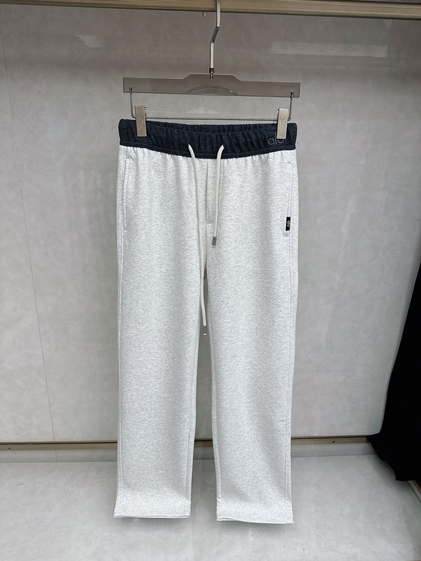 alo 2026春夏新款休闲裤！官网同步发售。品牌经典LOGO休闲裤 ，定制面料，舒适度极好，手触感强烈