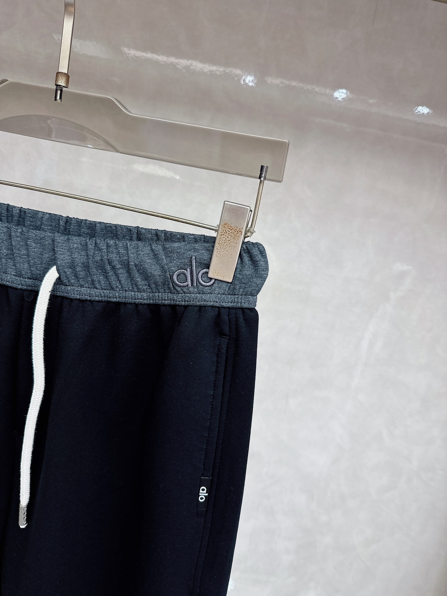 alo 2026春夏新款休闲裤！官网同步发售。品牌经典LOGO休闲裤 ，定制面料，舒适度极好，手触感强烈